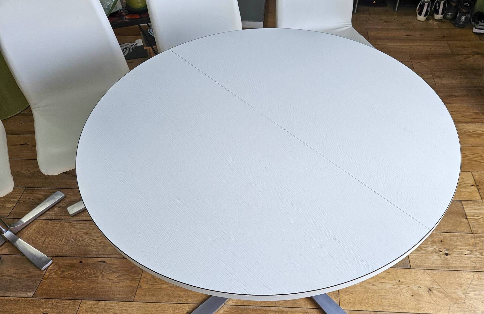 Extendable round table in white formica and 4 matching chairs by Roche Bobois.