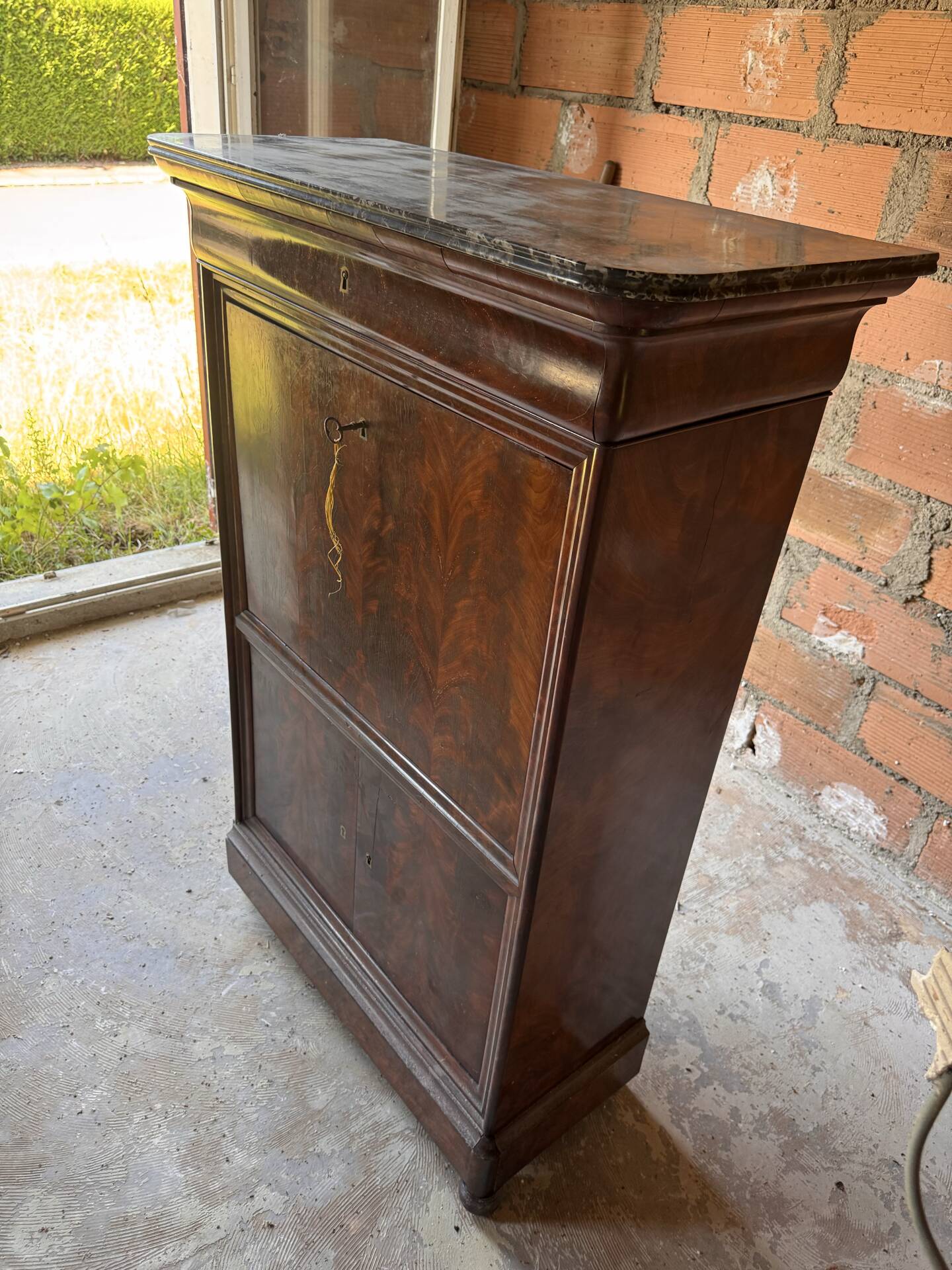 Large secretary with a drop-down front, Restoration style in flamed mahogany and marble.