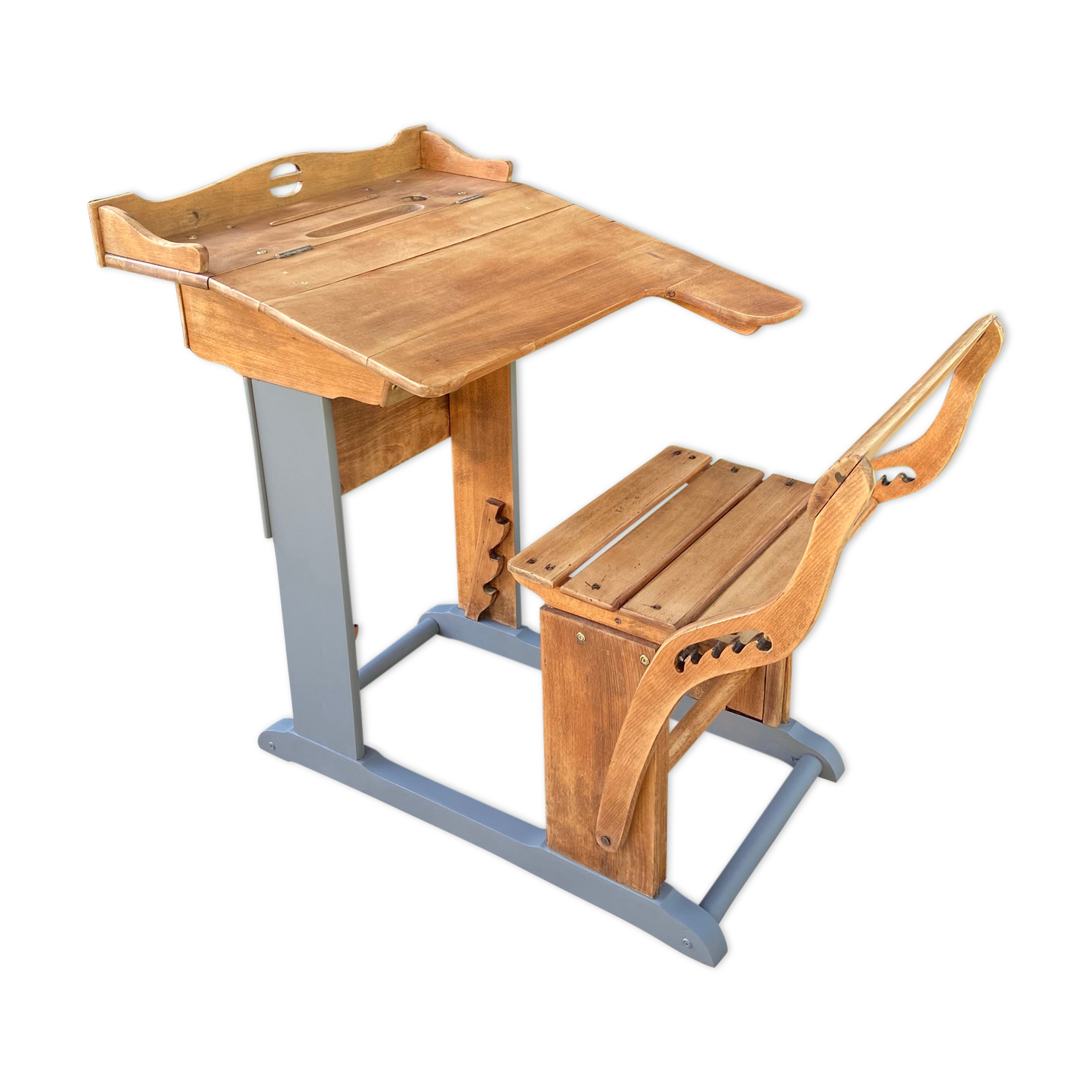 School desk with height-adjustable seat