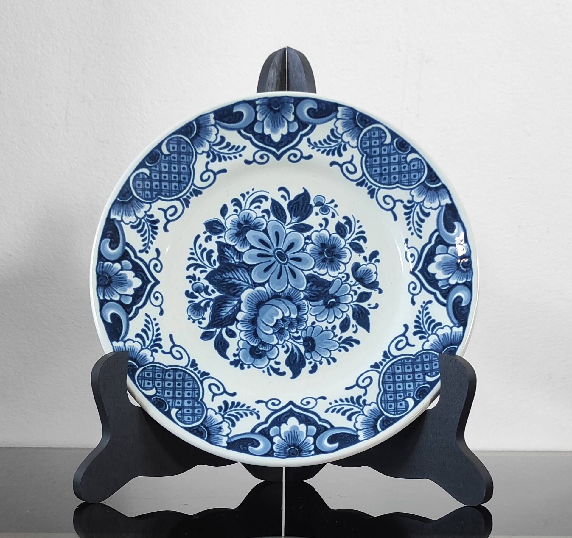 Vintage plate made of hand-painted earthenware.