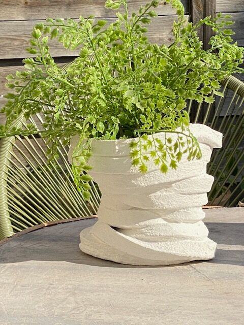 Cache pot design bleached