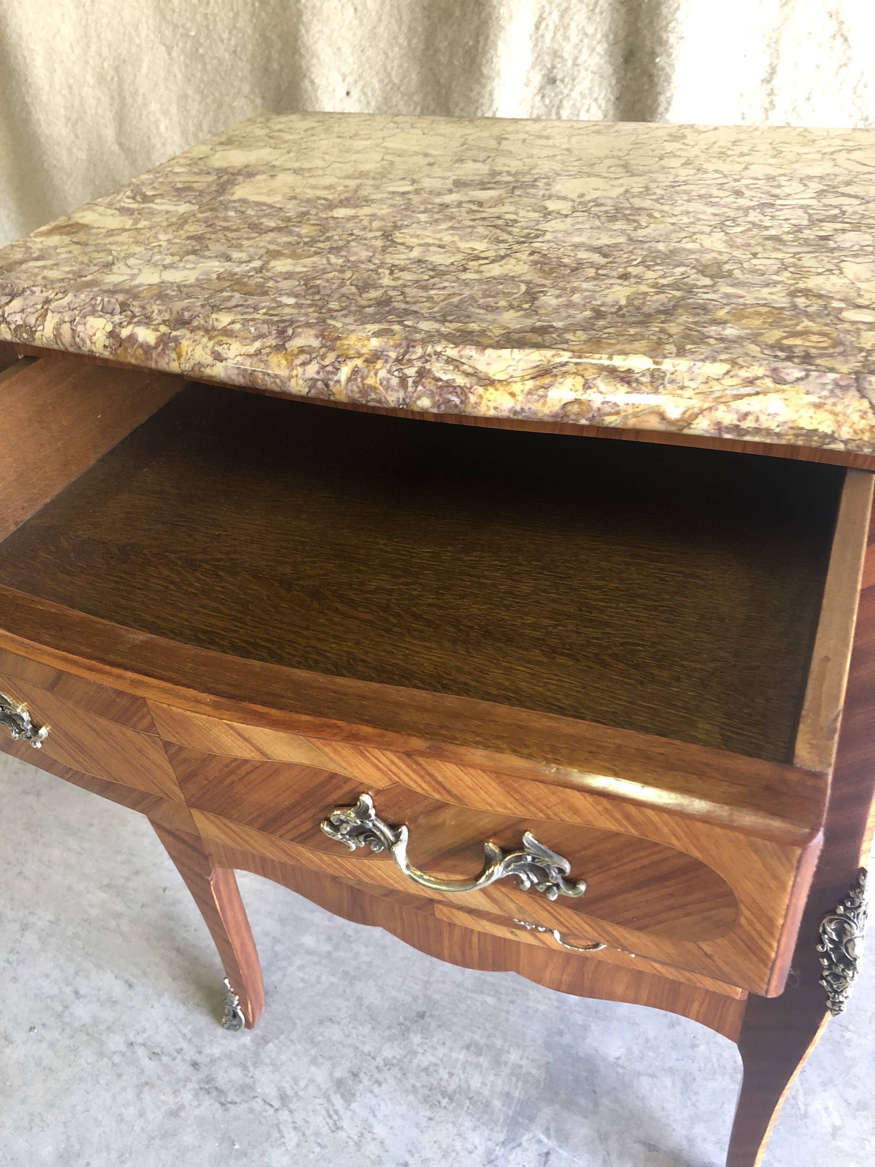 Petite commode « entre deux «