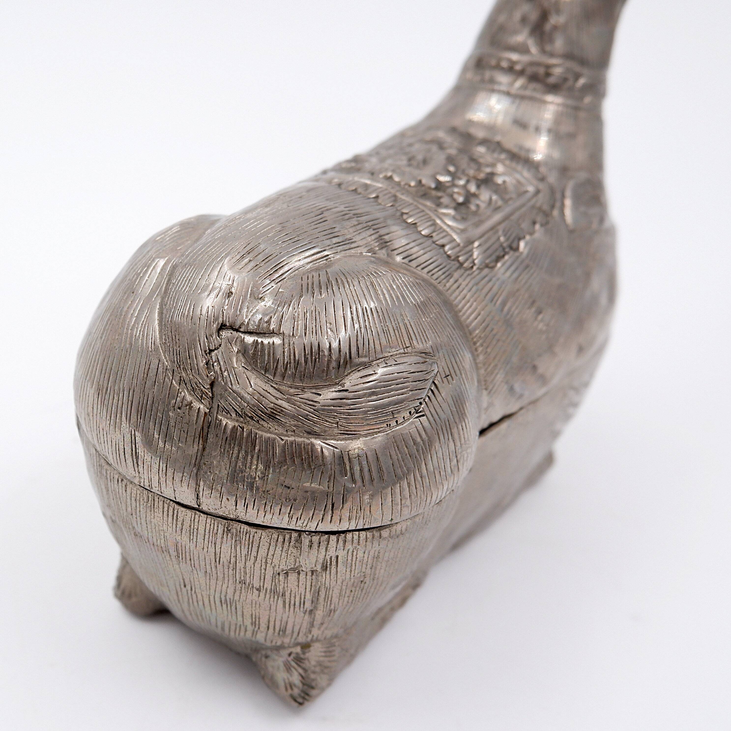 Boîte à bétel ancienne en métal argenté - Cambodge, première moitié du 20ème siècle