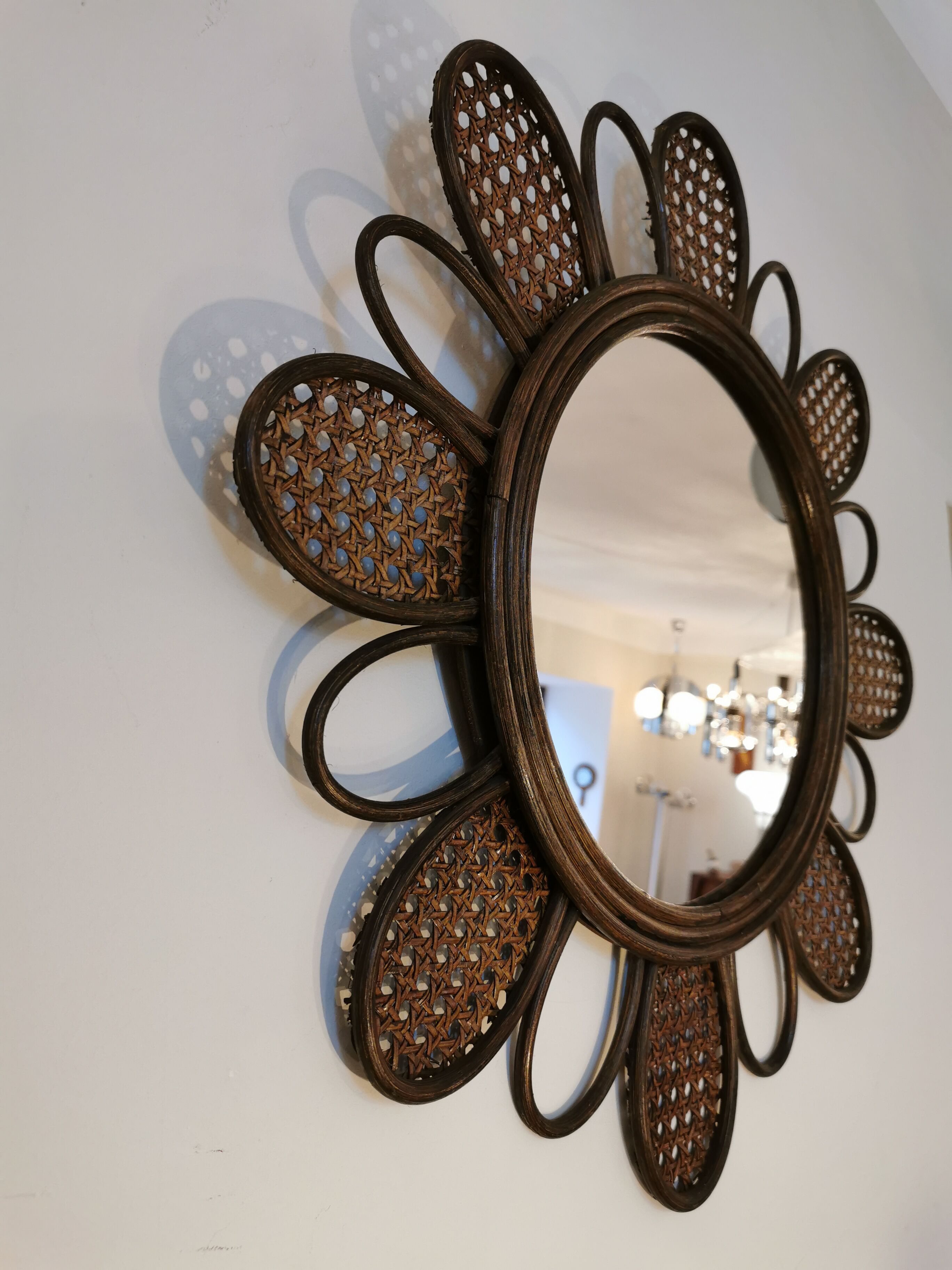 Vintage flower mirror in rattan and cannage 60s/70s