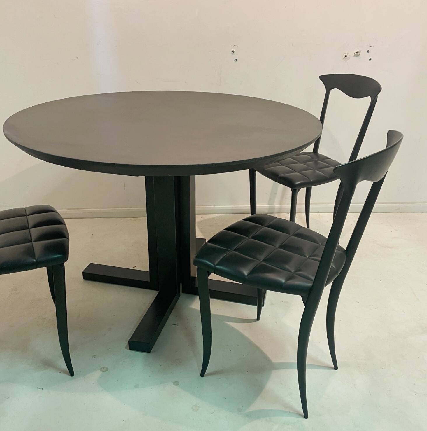 Contemporary Round Table