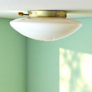 Paire de lampes murales ou de plafond en verre blanc Art Déco