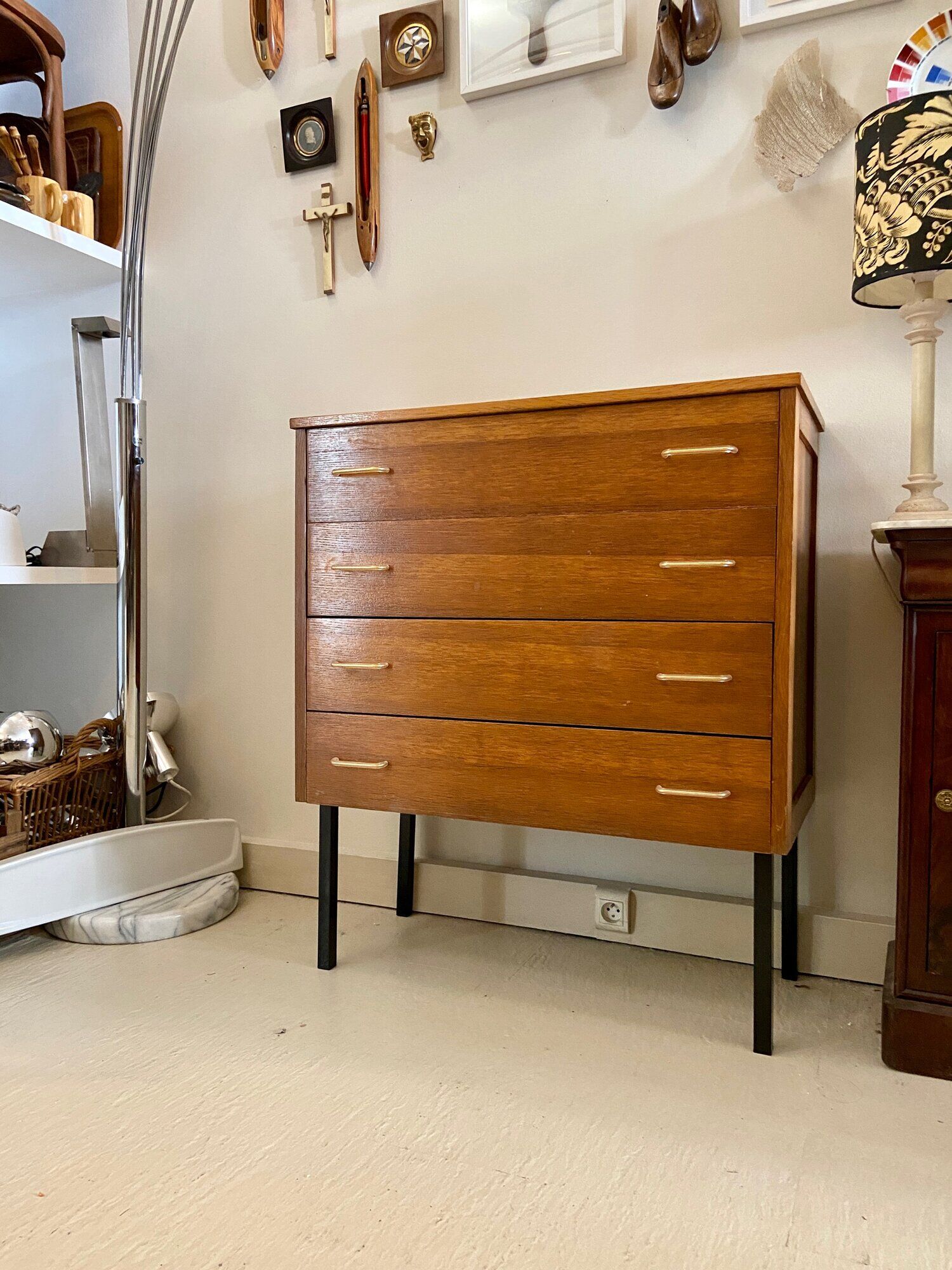 Commode 4 tiroirs en bois et métal noir années 1960