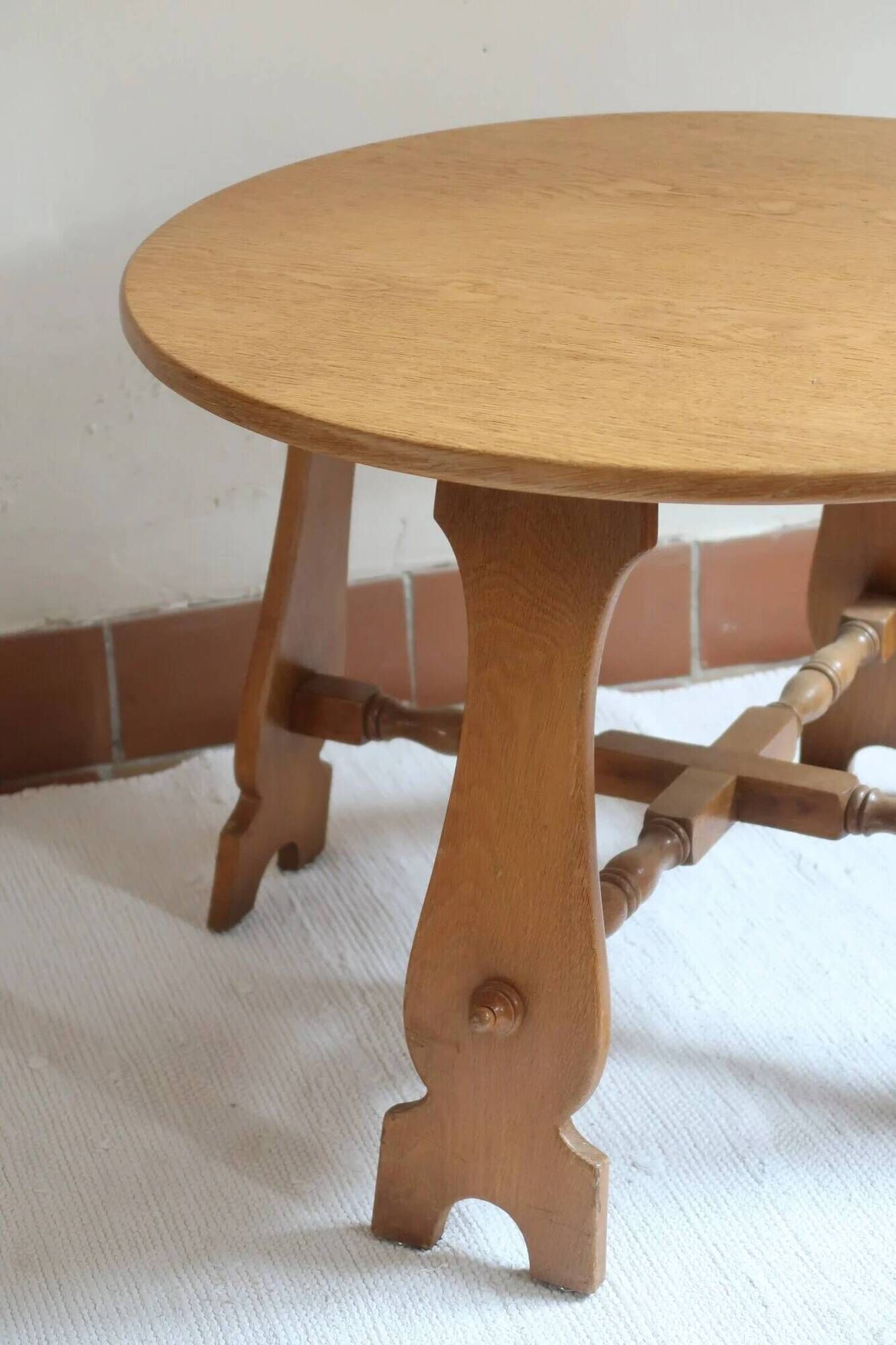 Round beech coffee table with curved legs, 1980s.