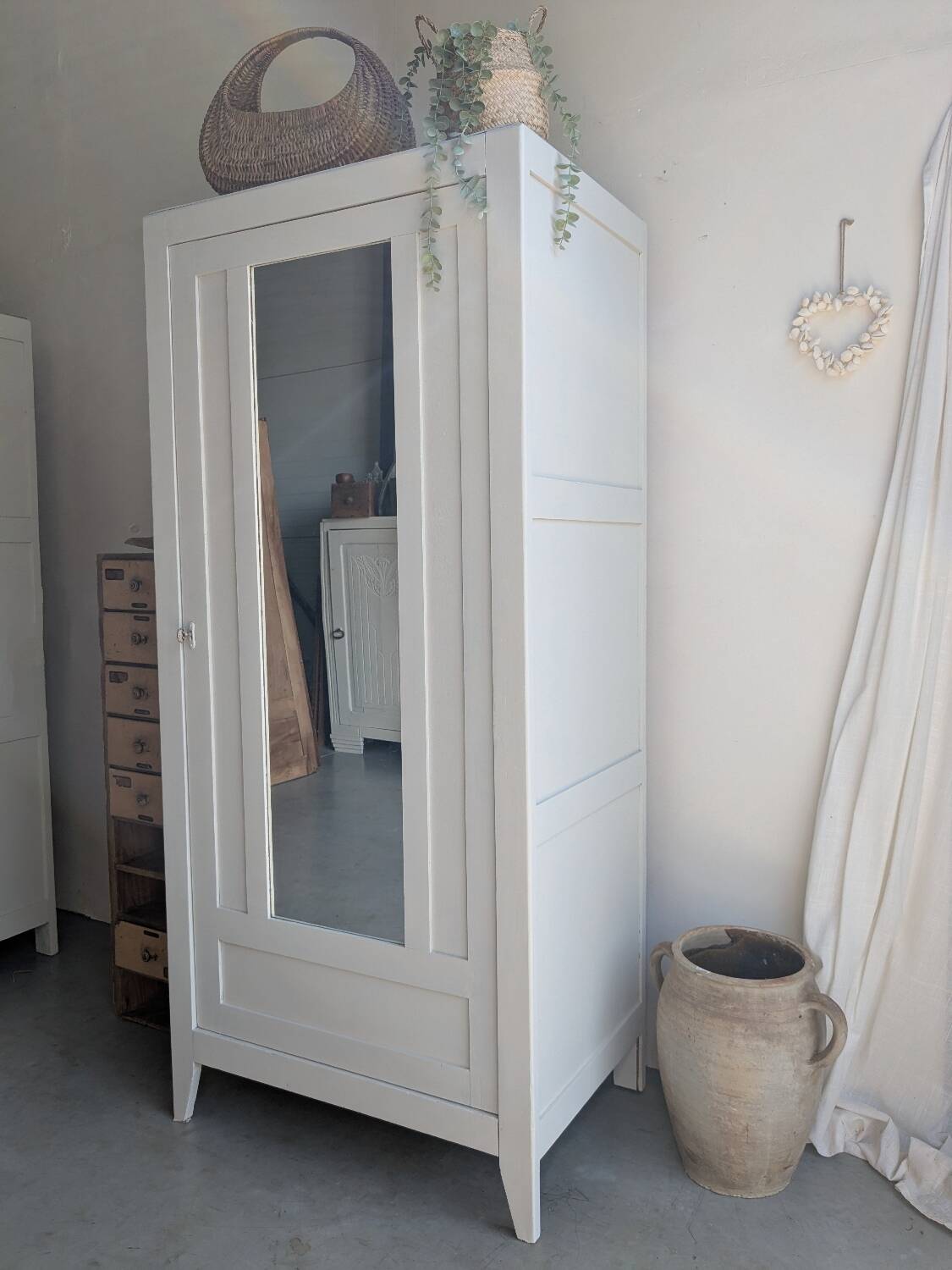Parisian one-door wardrobe
