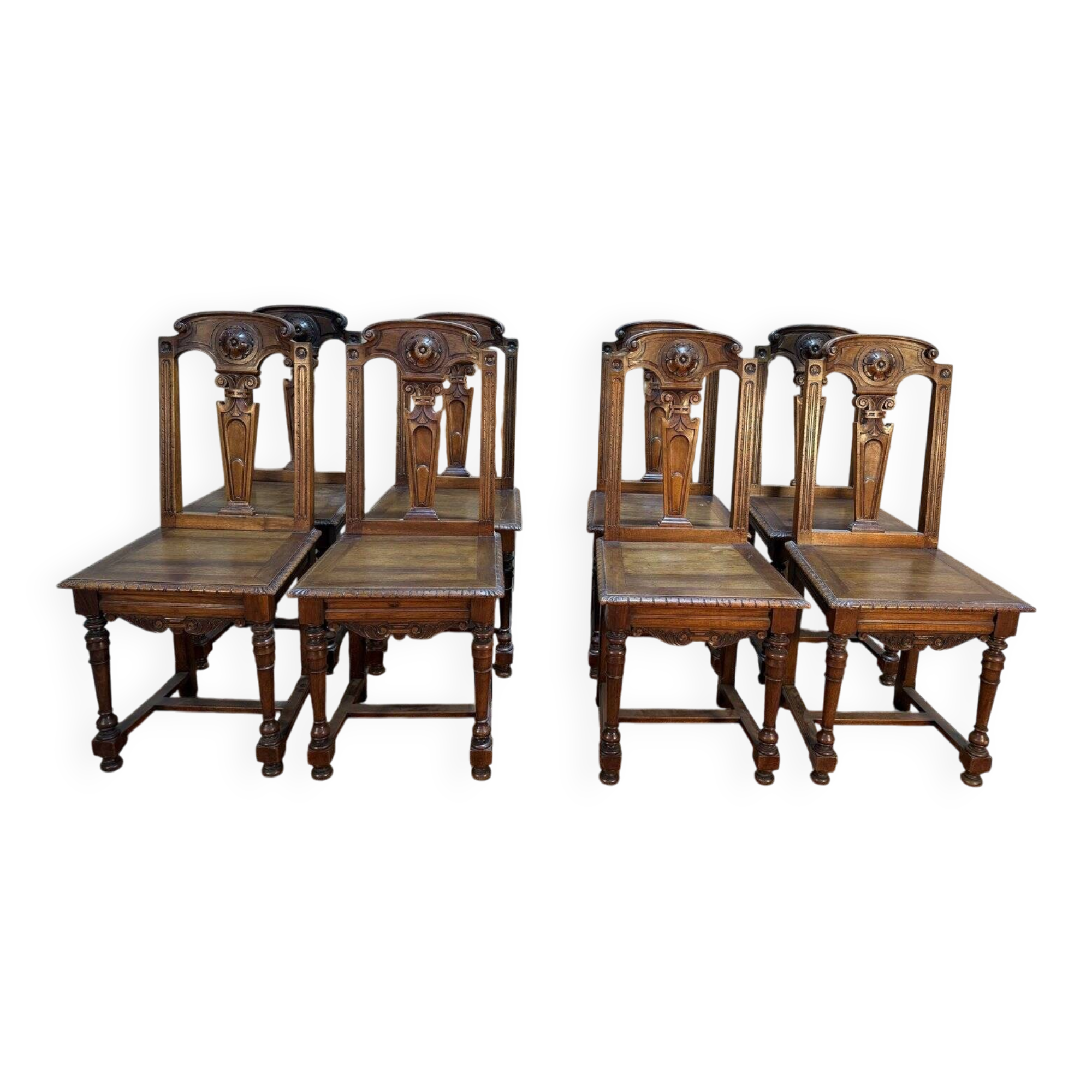 Suite de 8 chaises Néo-Renaissance en noyer