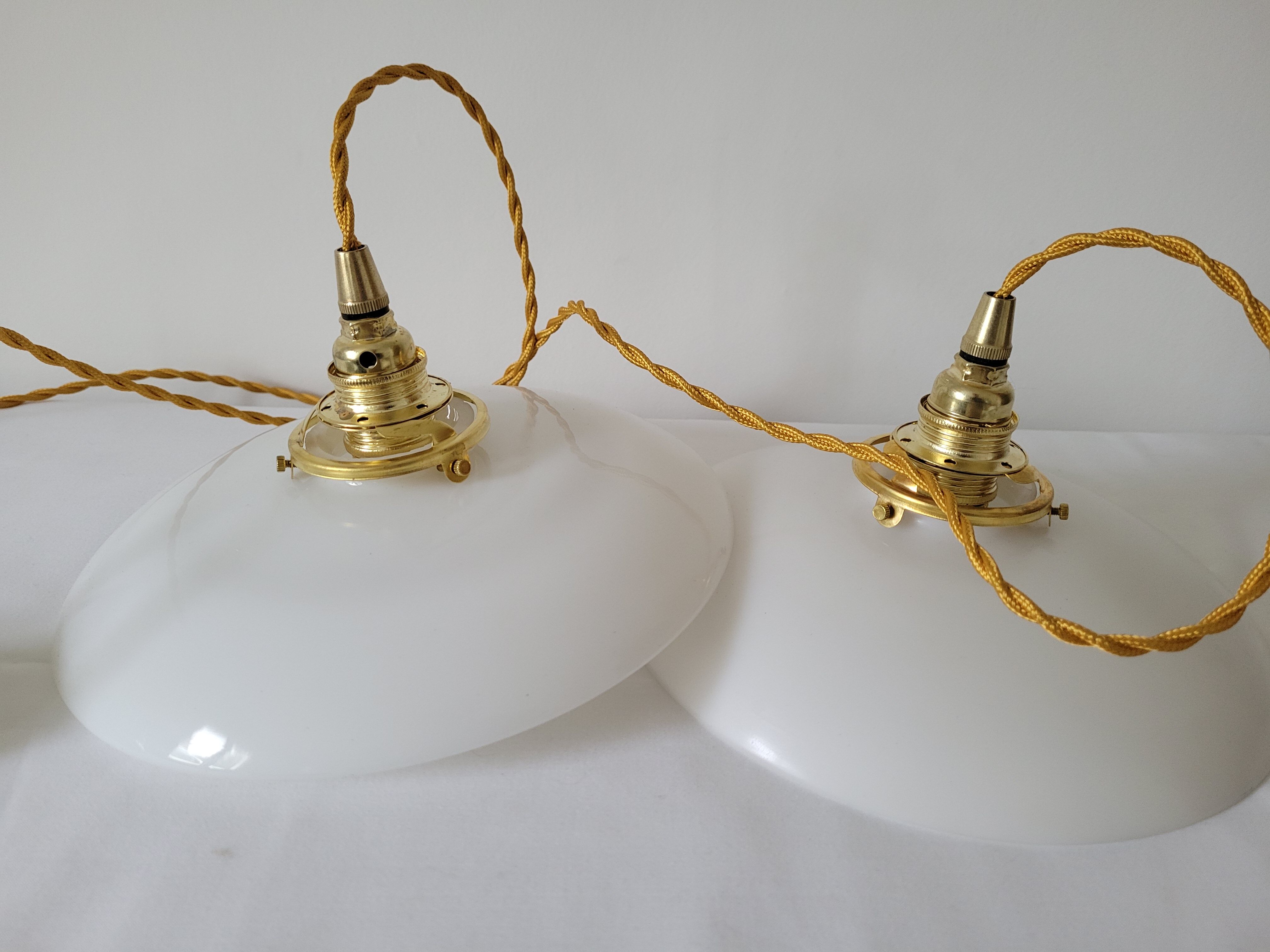 Duo of suspensions in white opaline