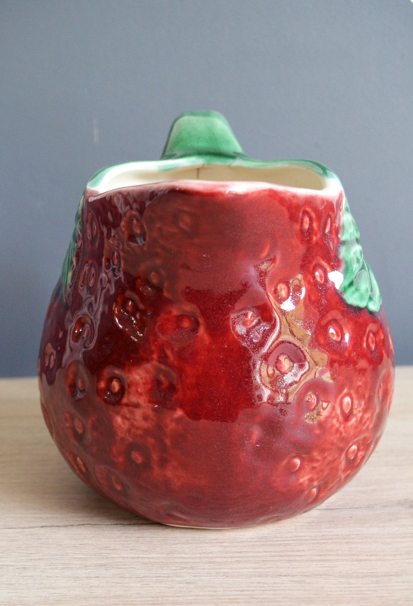 Strawberry-shaped slurry jug