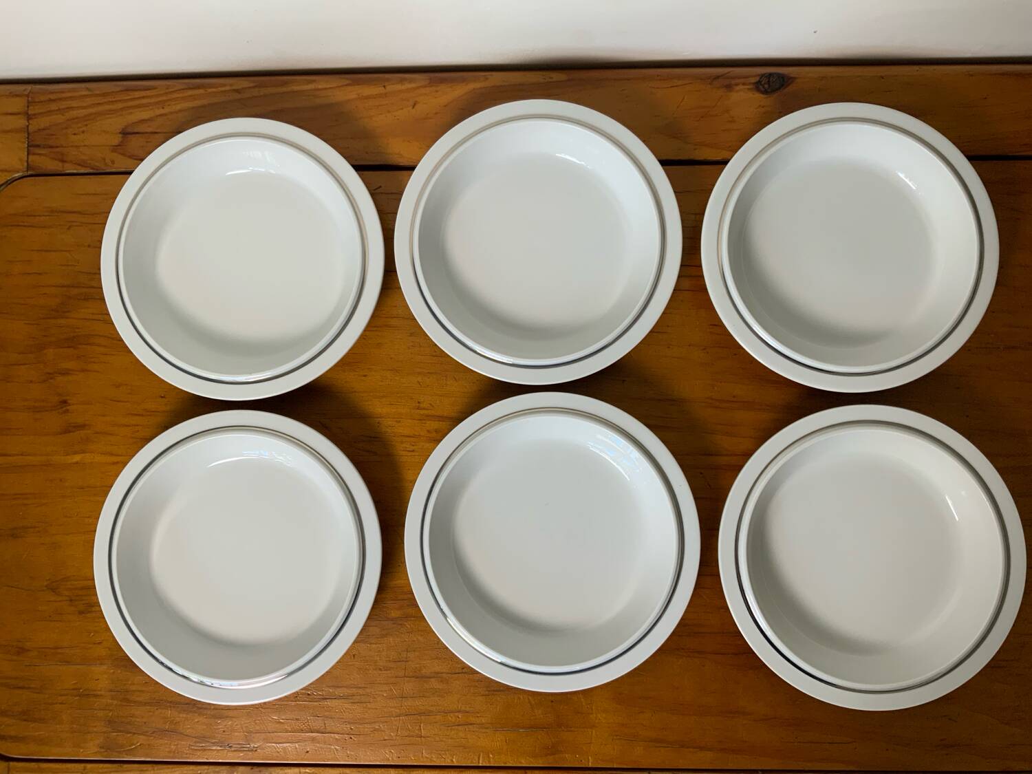 Assiettes blanches et argent