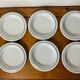 Assiettes blanches et argent