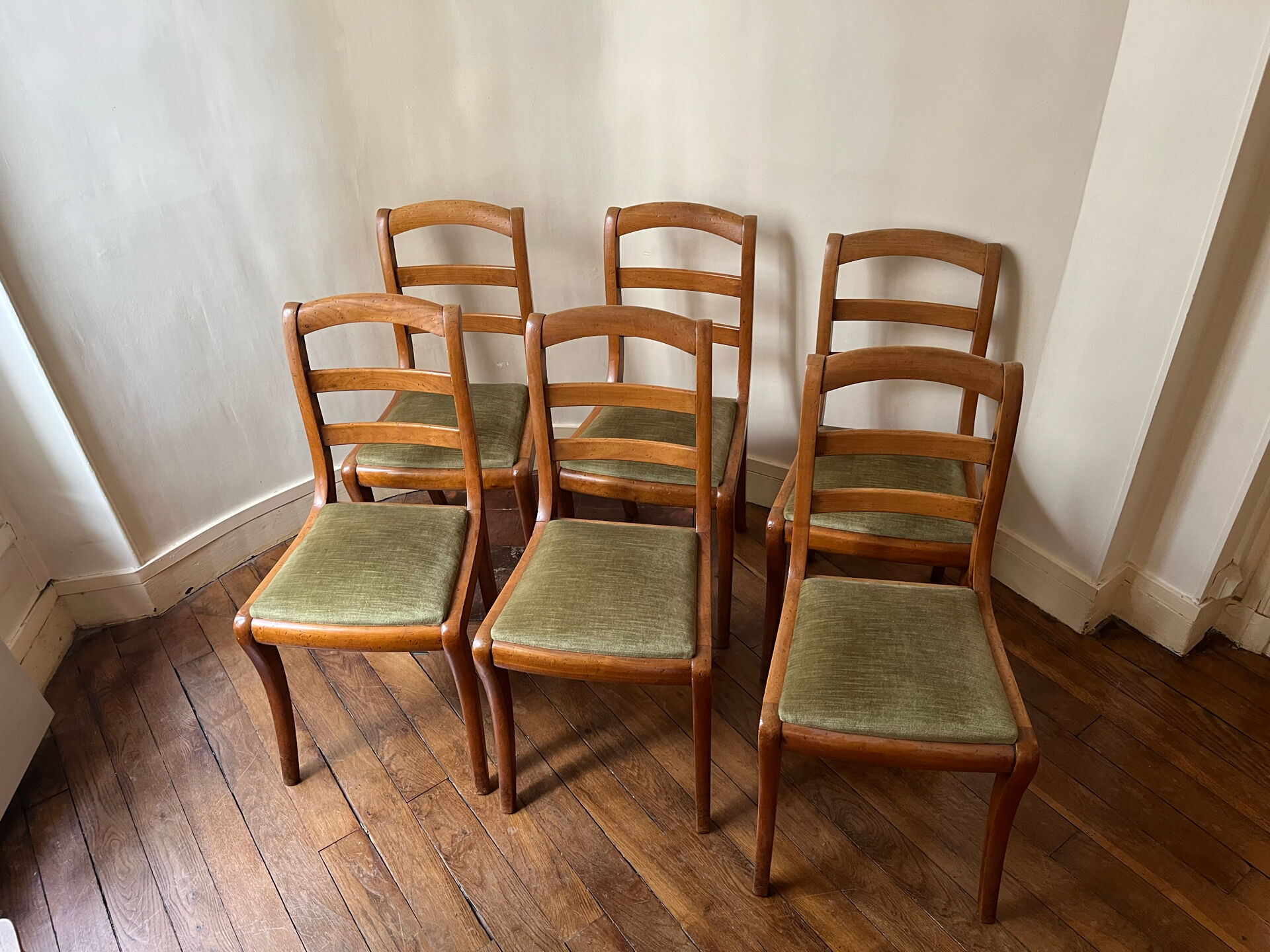 Suite de 6 chaises Louis-Philippe en merisier, XIXe