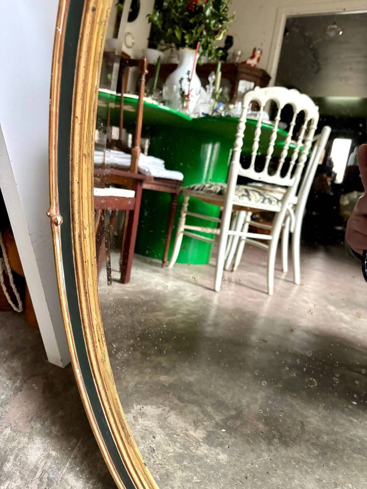 Oval mirror in wood and green and gold stucco, 75 x 42 cm