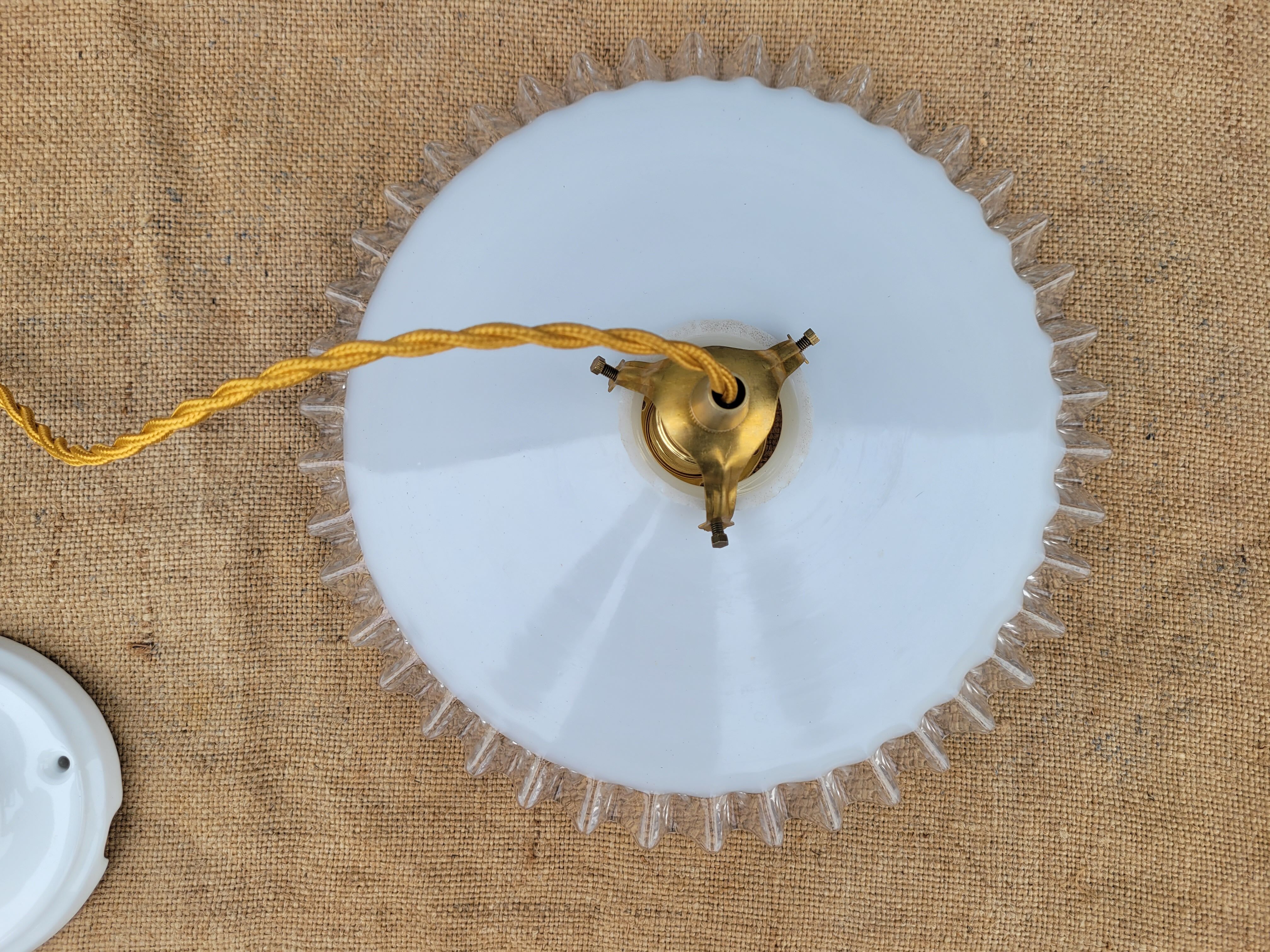 Serrated opaline suspension