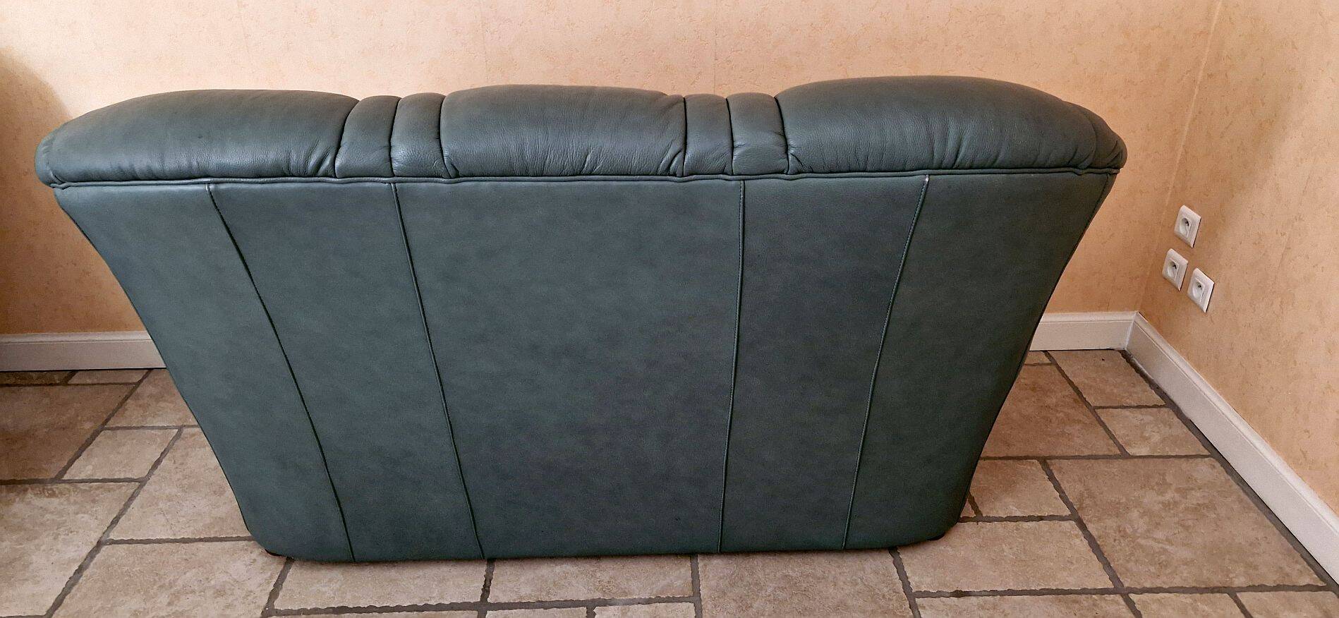Three-seater sofa in green leather with a solid wood frame