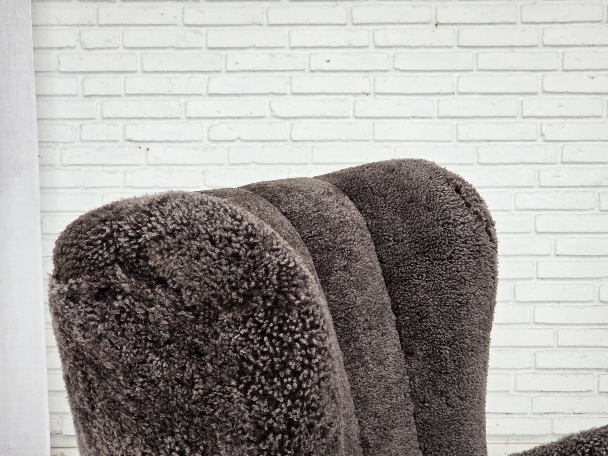 Années 1960, design danois, fauteuil rembourré, véritable peau de mouton.