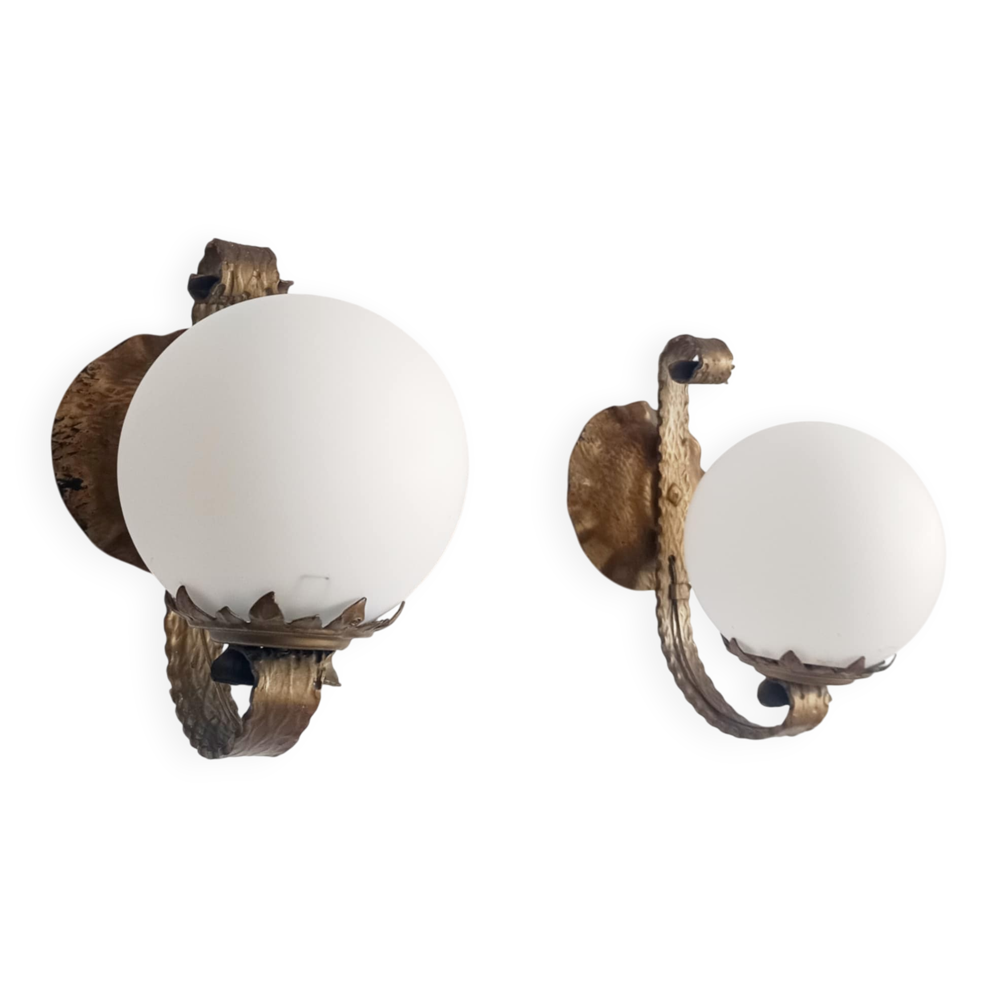 Pair of brutalist wall sconces in gilded metal from around 1970.