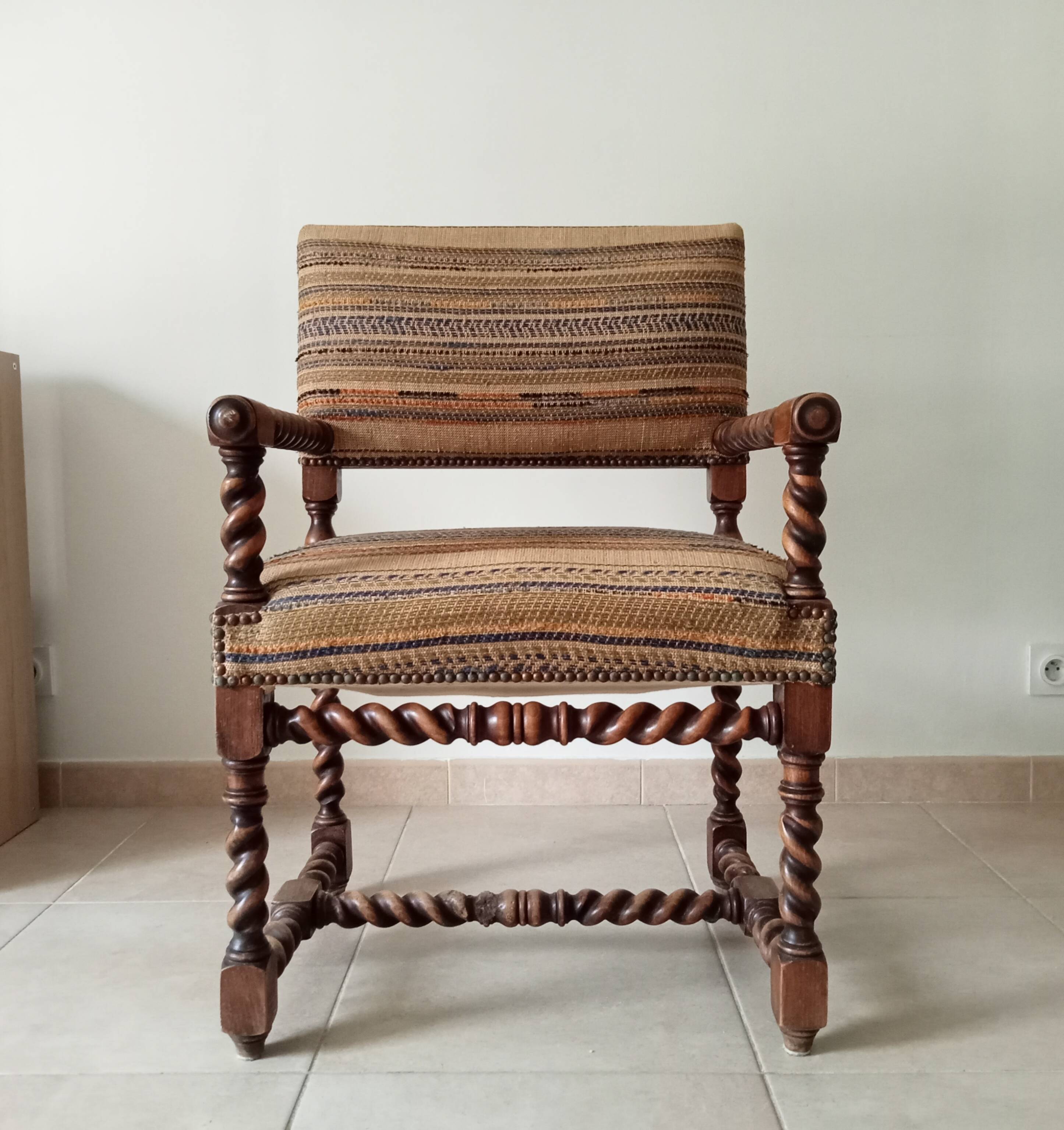 Ancien fauteuil "caqueteuse" de style Louis XIII