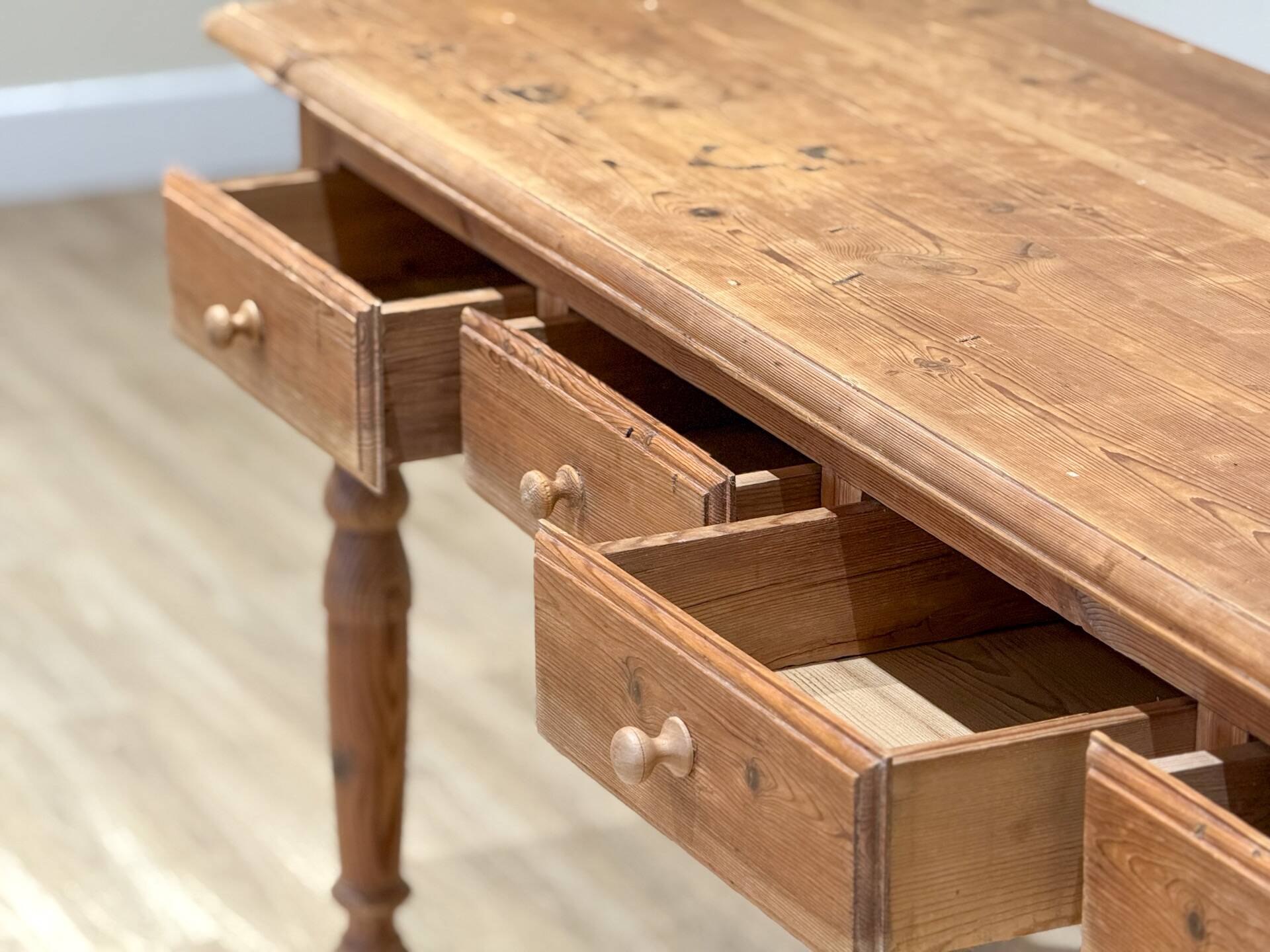 Console victorienne allongée en pin mélis méditerranéen — Fin du XIXe siècle