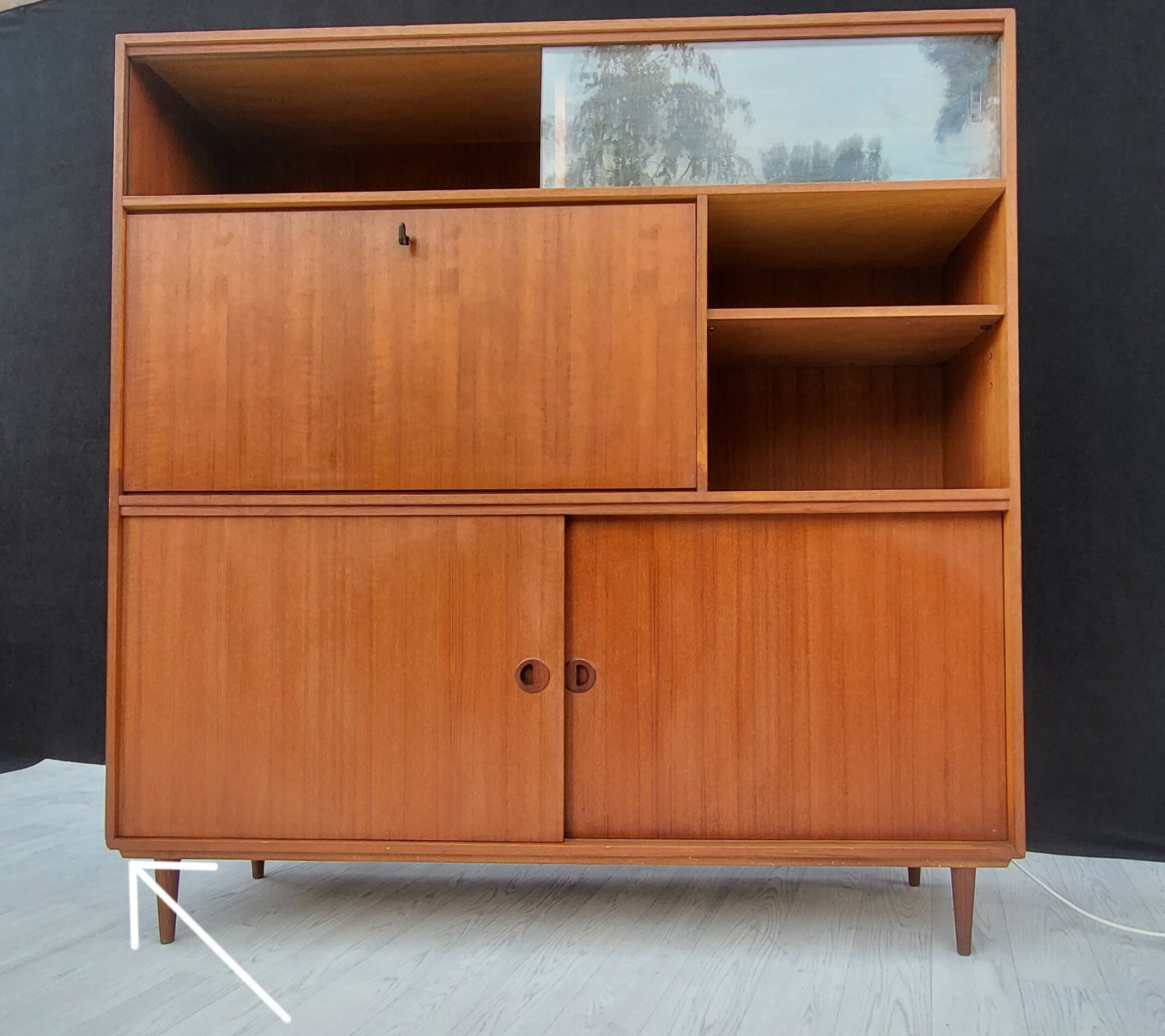 Cabinet with Secretary