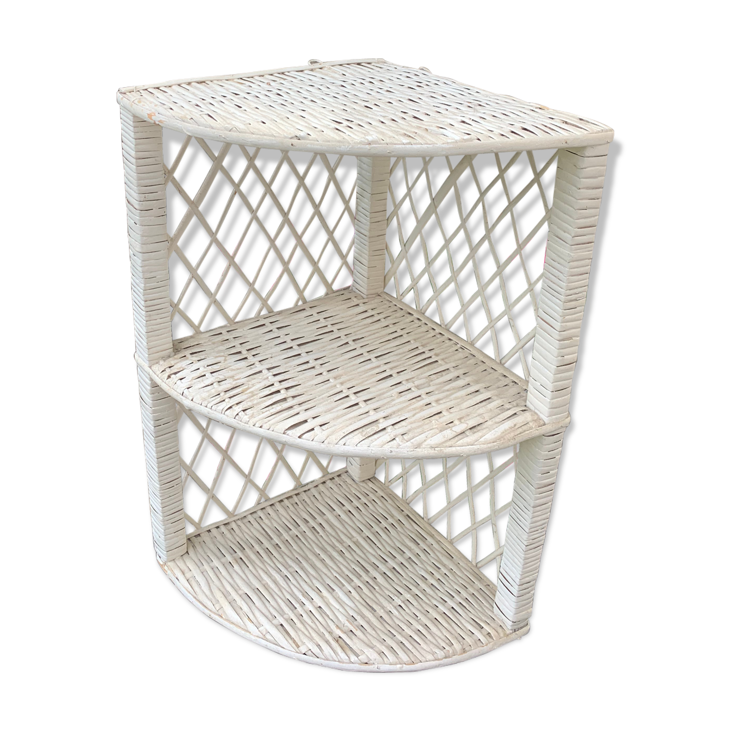 Corner shelf in rattan and vintage white wicker