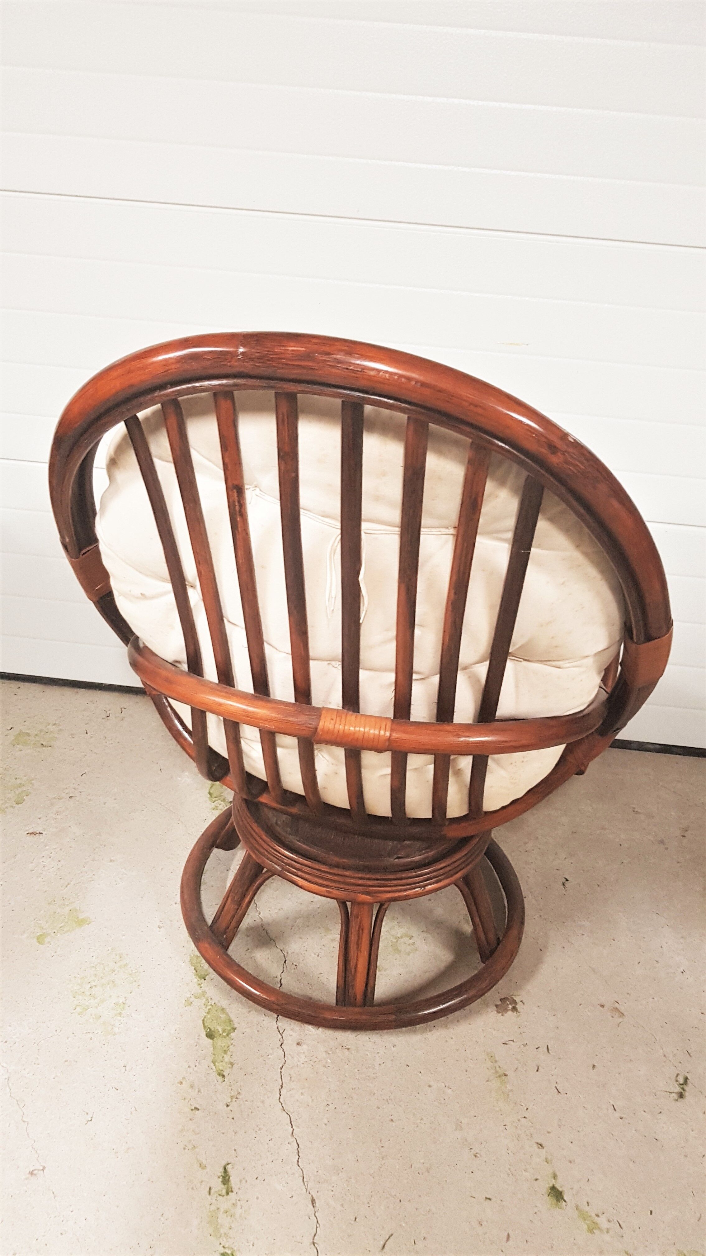 Rotating rattan chair