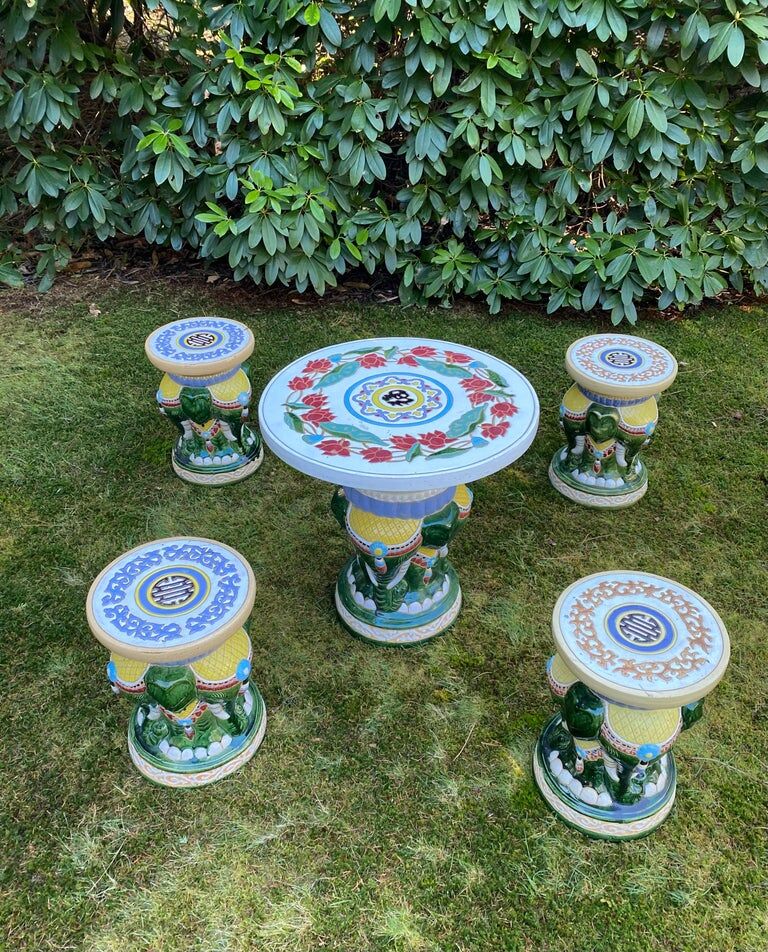 Ensemble de jardin ou de patio multicolore du 20ème siècle avec des éléphants