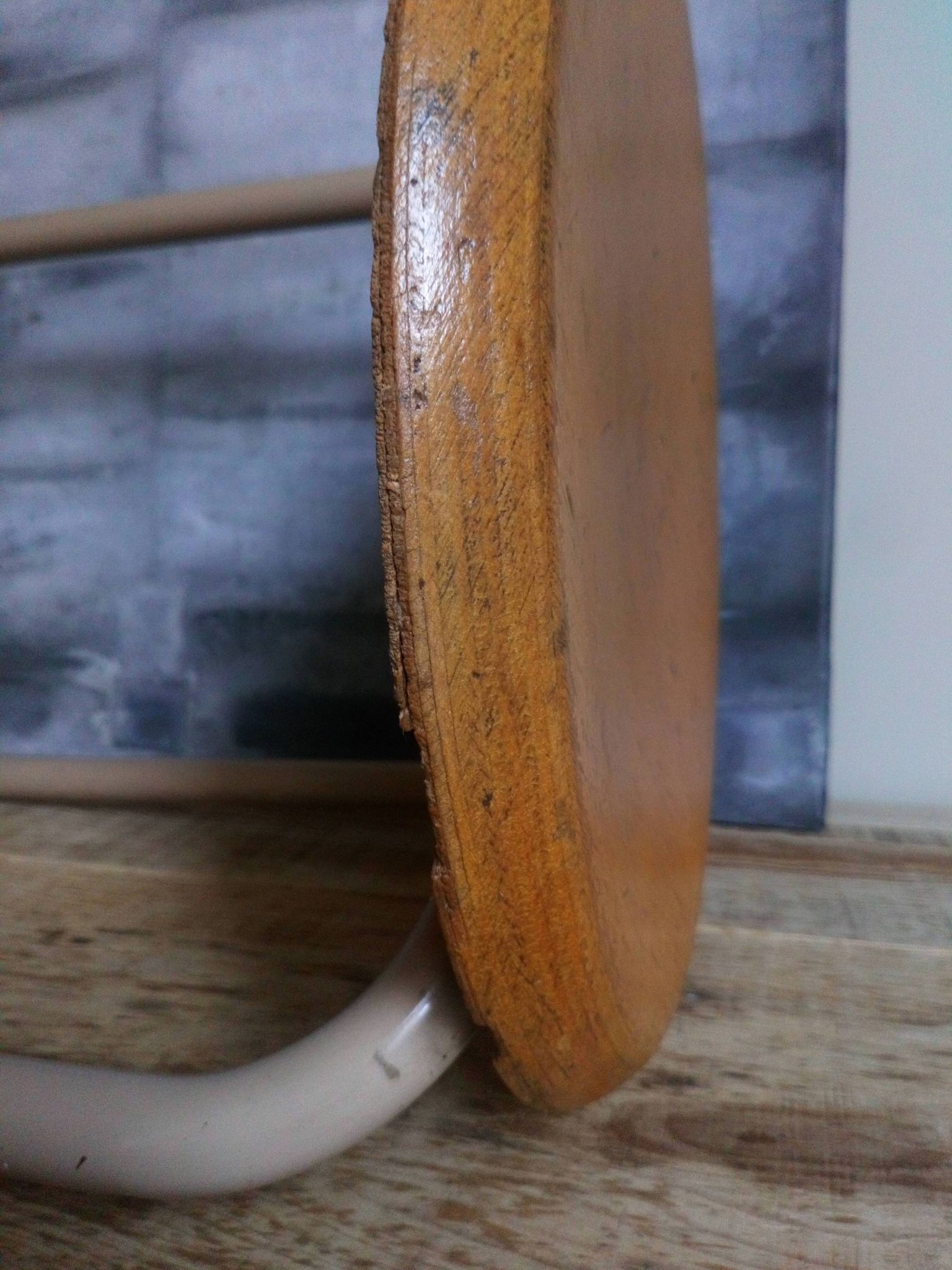 Workshop stool feet in metal tubes
