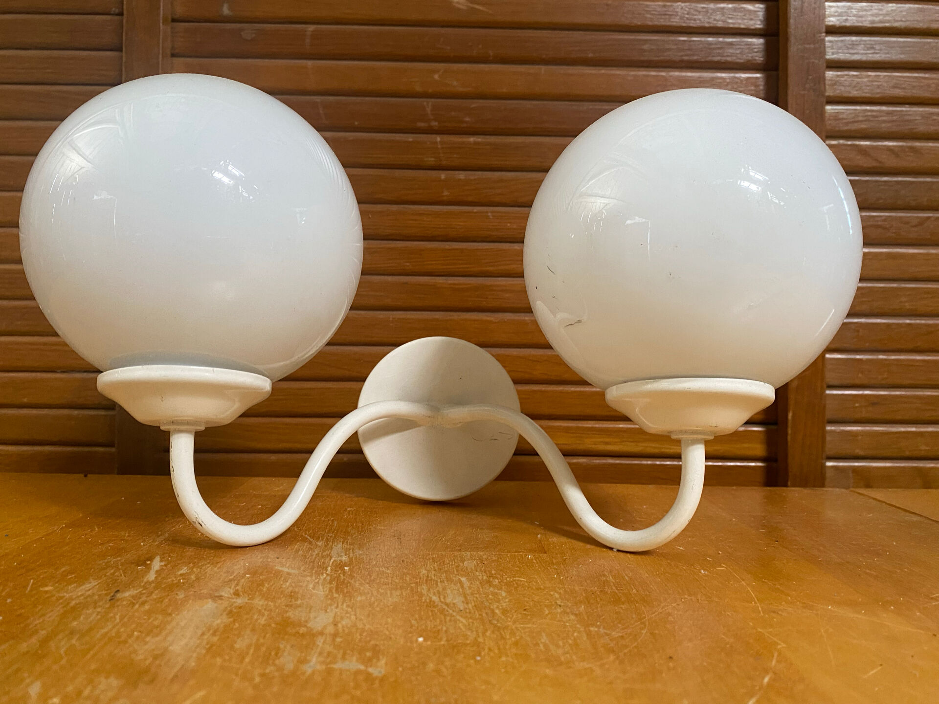 Double Minimalist Opaline Ball Wall Light + White Metal Support 80