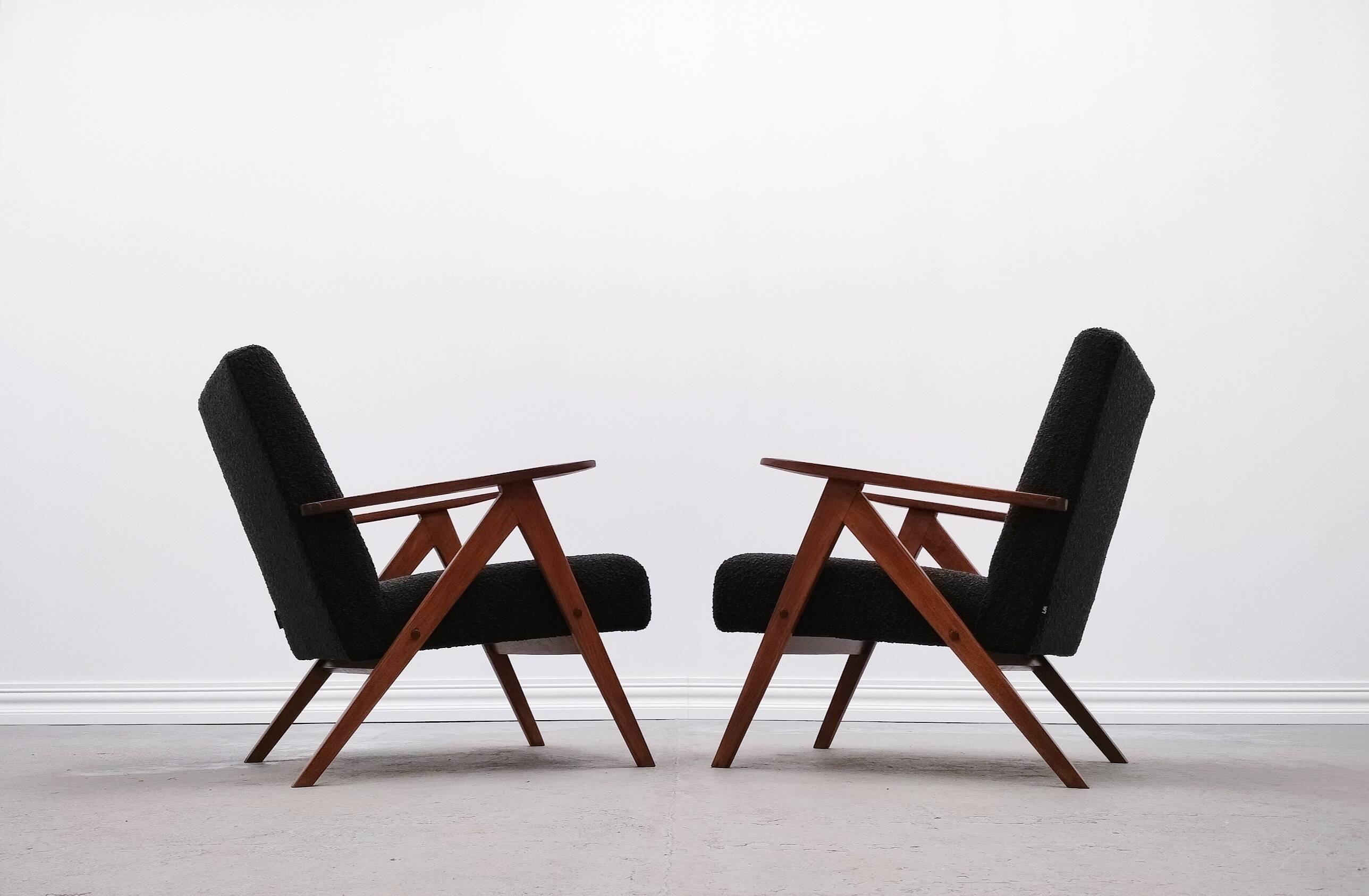 Mid-Century Easy Chair, Model B 310 Var, in Black Shield