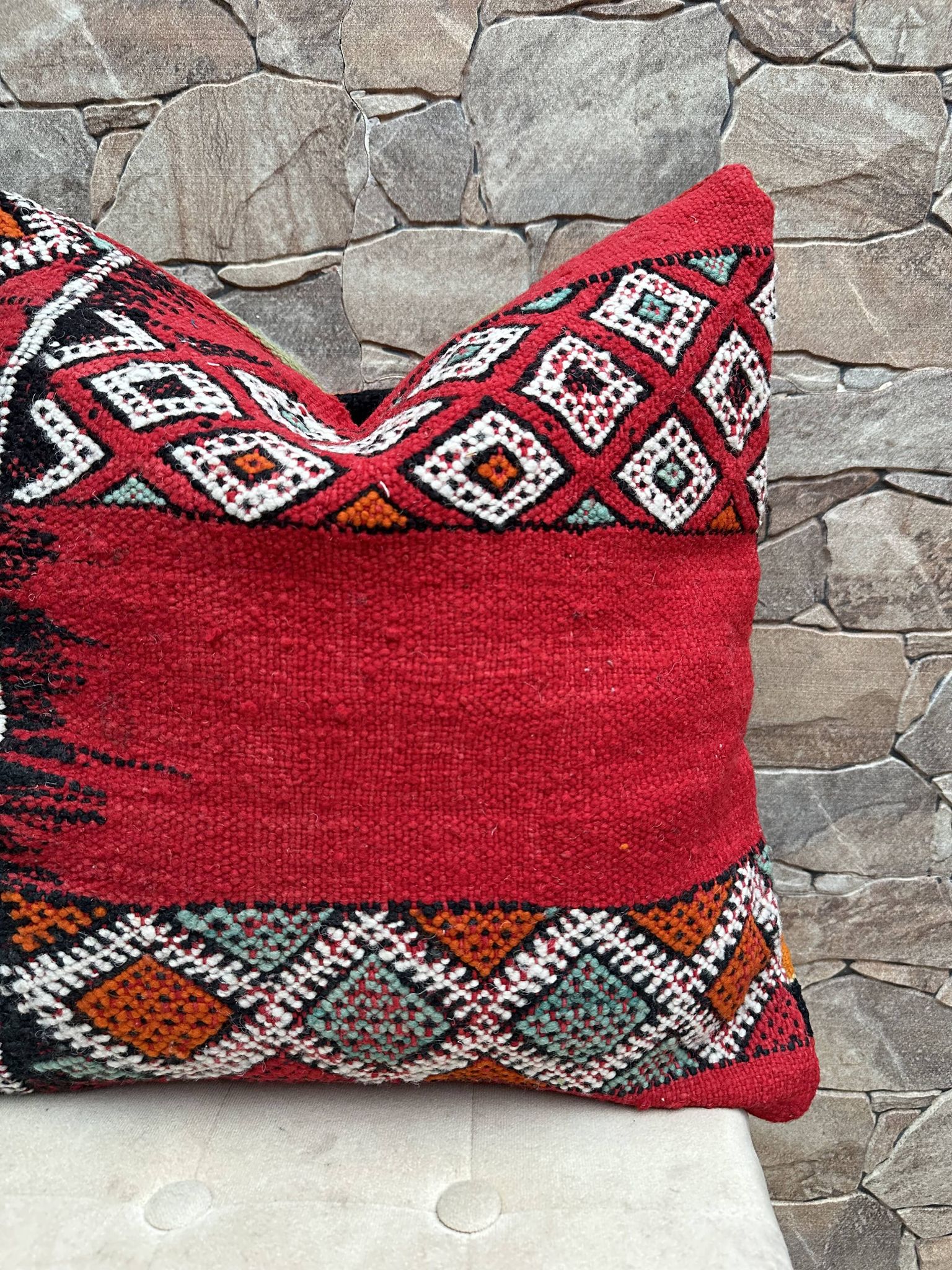 Vintage cushion cover in Berber kilim: Moroccan wool cushion.