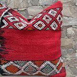 Vintage cushion cover in Berber kilim: Moroccan wool cushion.