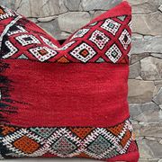 Vintage cushion cover in Berber kilim: Moroccan wool cushion.