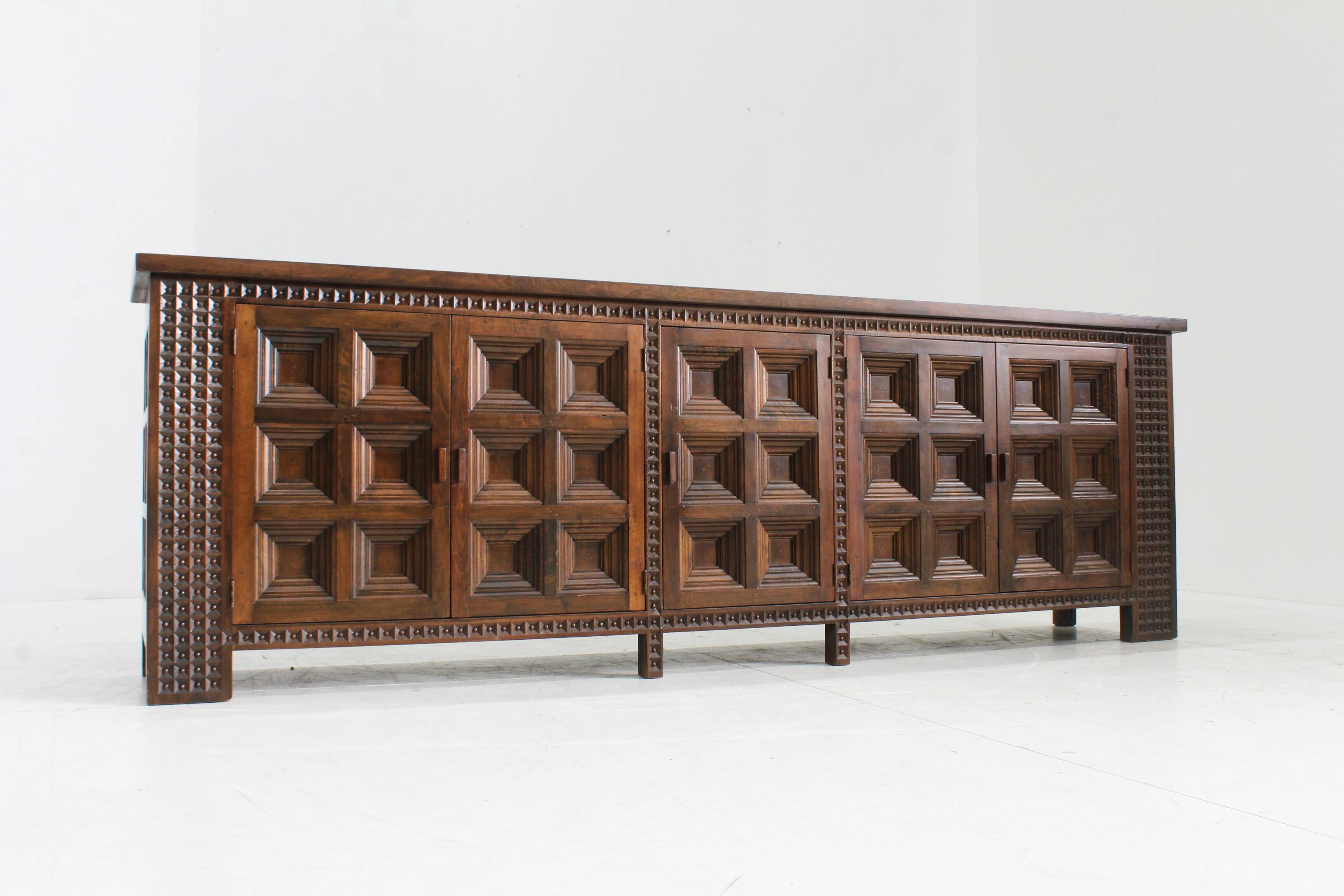 Buffet brutaliste espagnol en bois massif