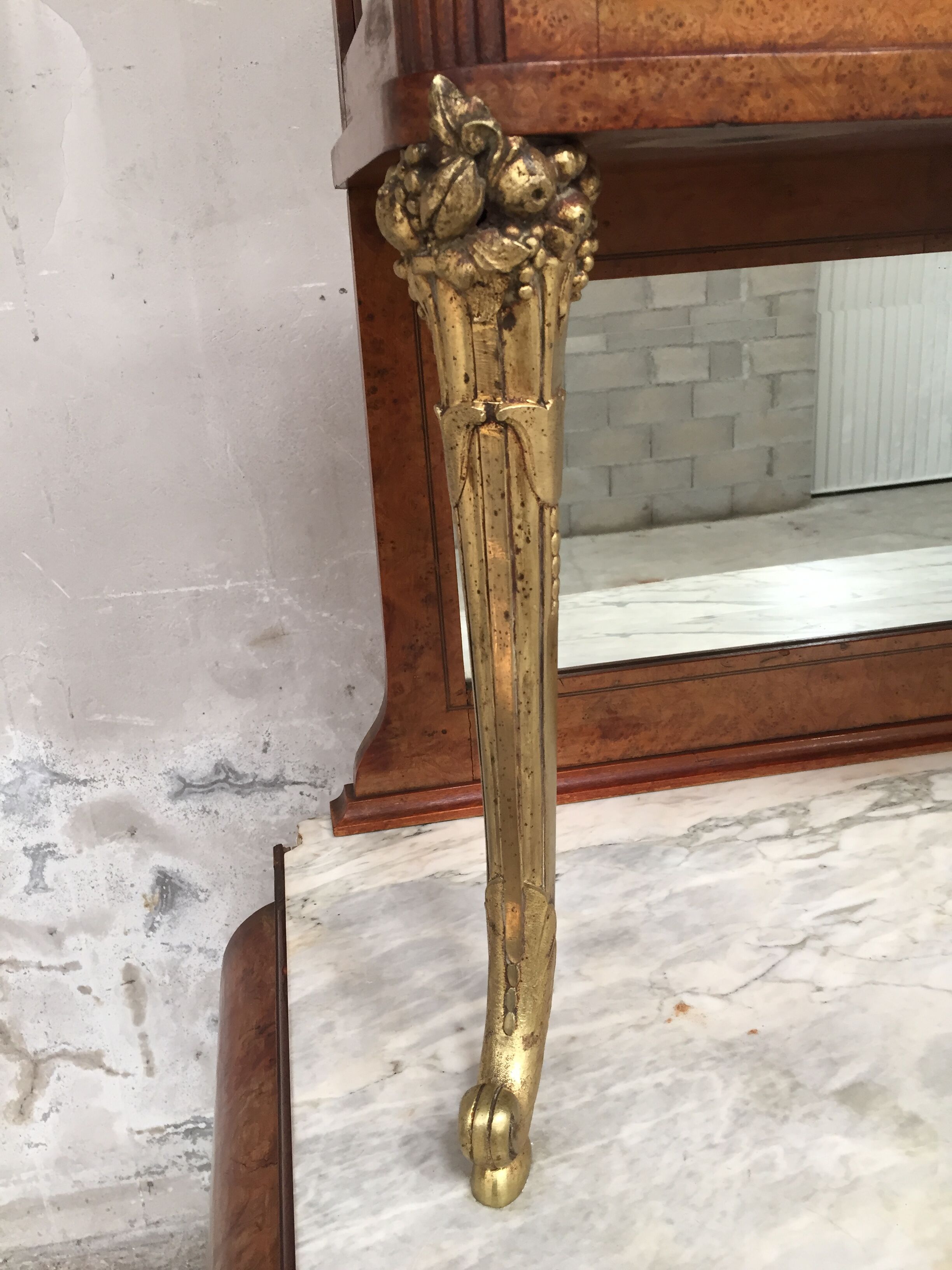 Meuble d'ébéniste art déco en loupe d'orme et bronze
