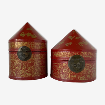 Lot de deux boîtes chinoises anciennes en carton laqué rouge et décor doré