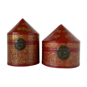 Lot de deux boîtes chinoises anciennes en carton laqué rouge et décor doré