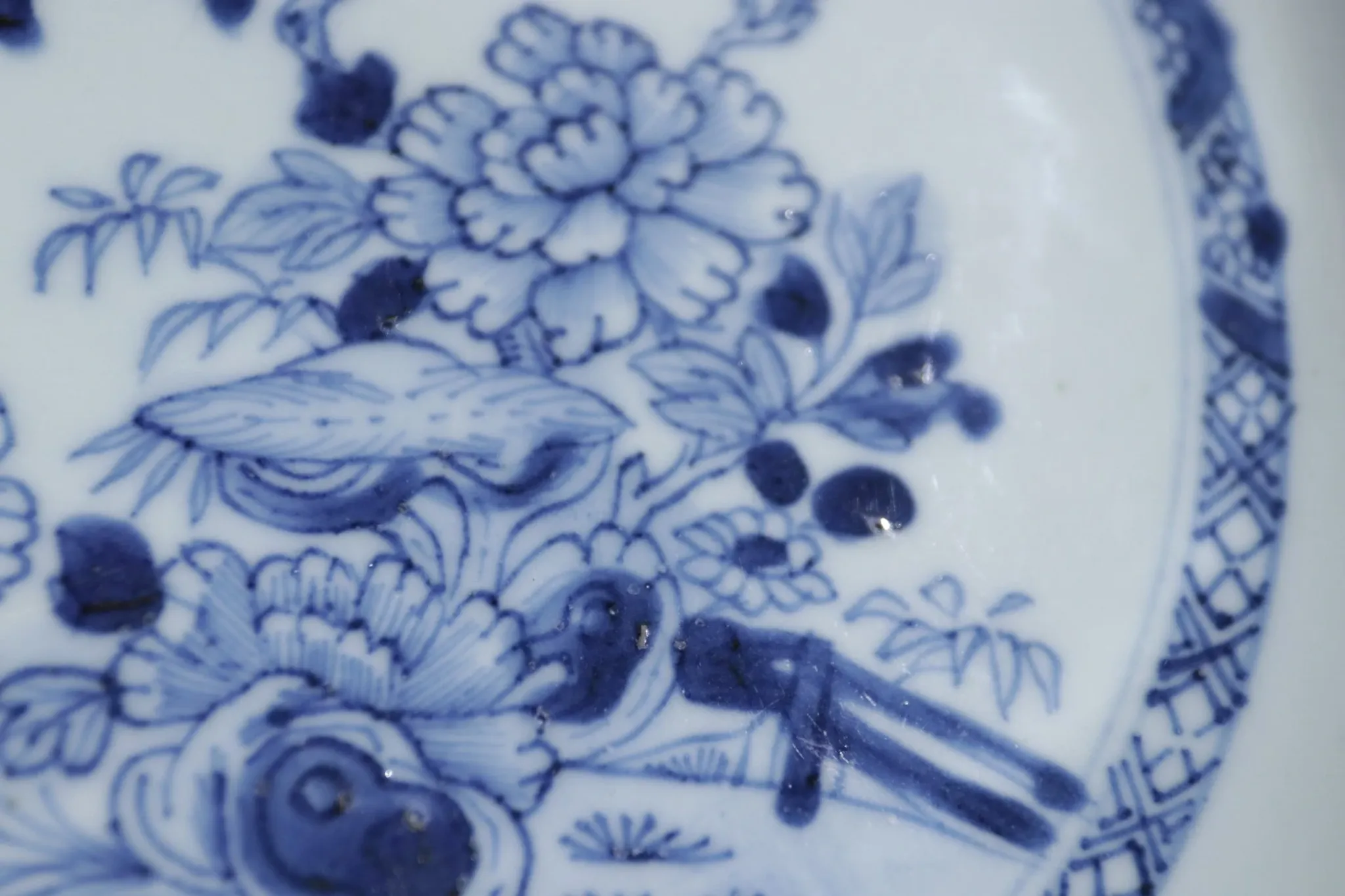 Octagonal Chinese blue and white plate with peonies – Qianlong, 18th c.