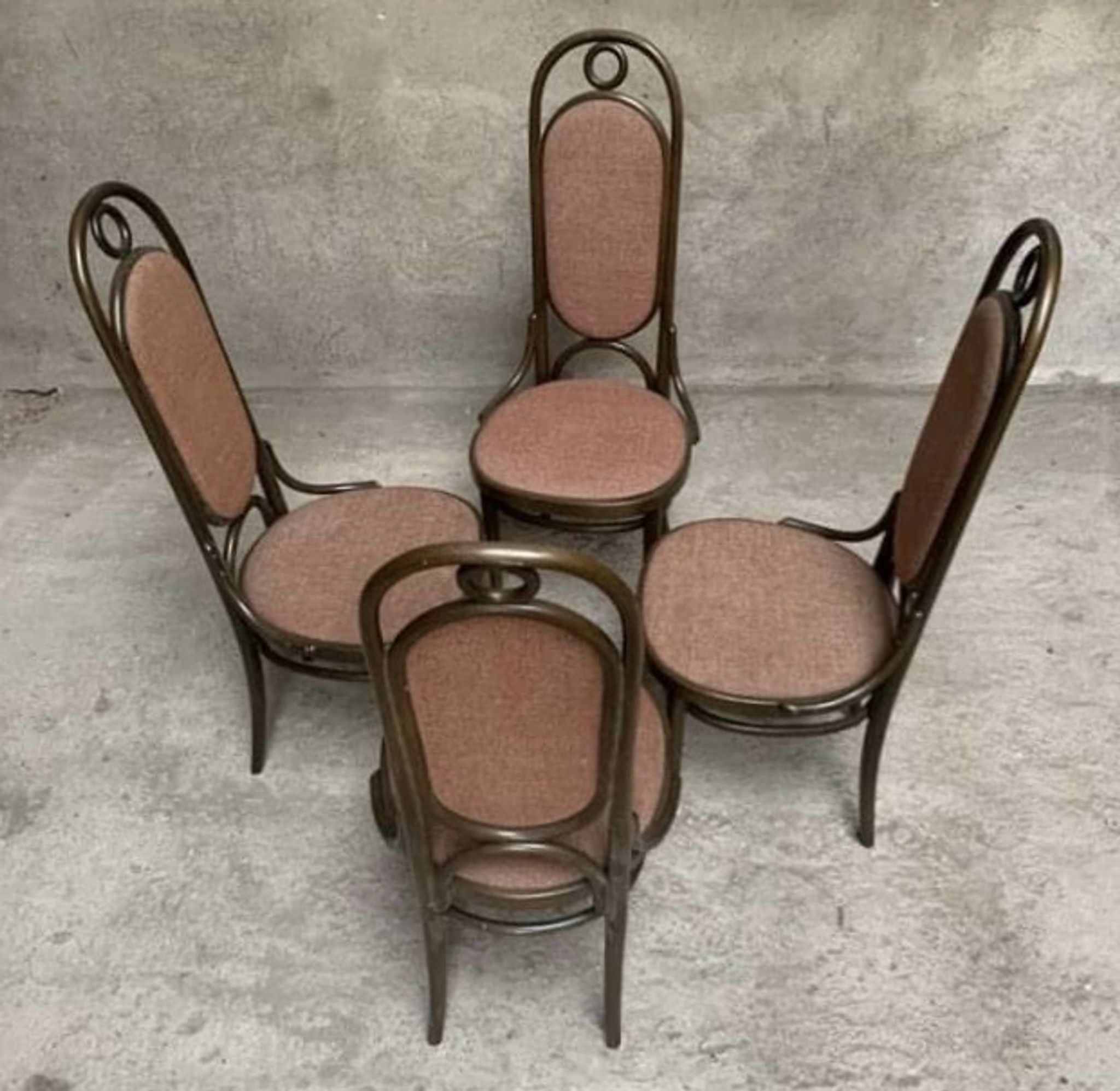 Série de 4 anciennes chaises bistrot Thonet en bois courbé