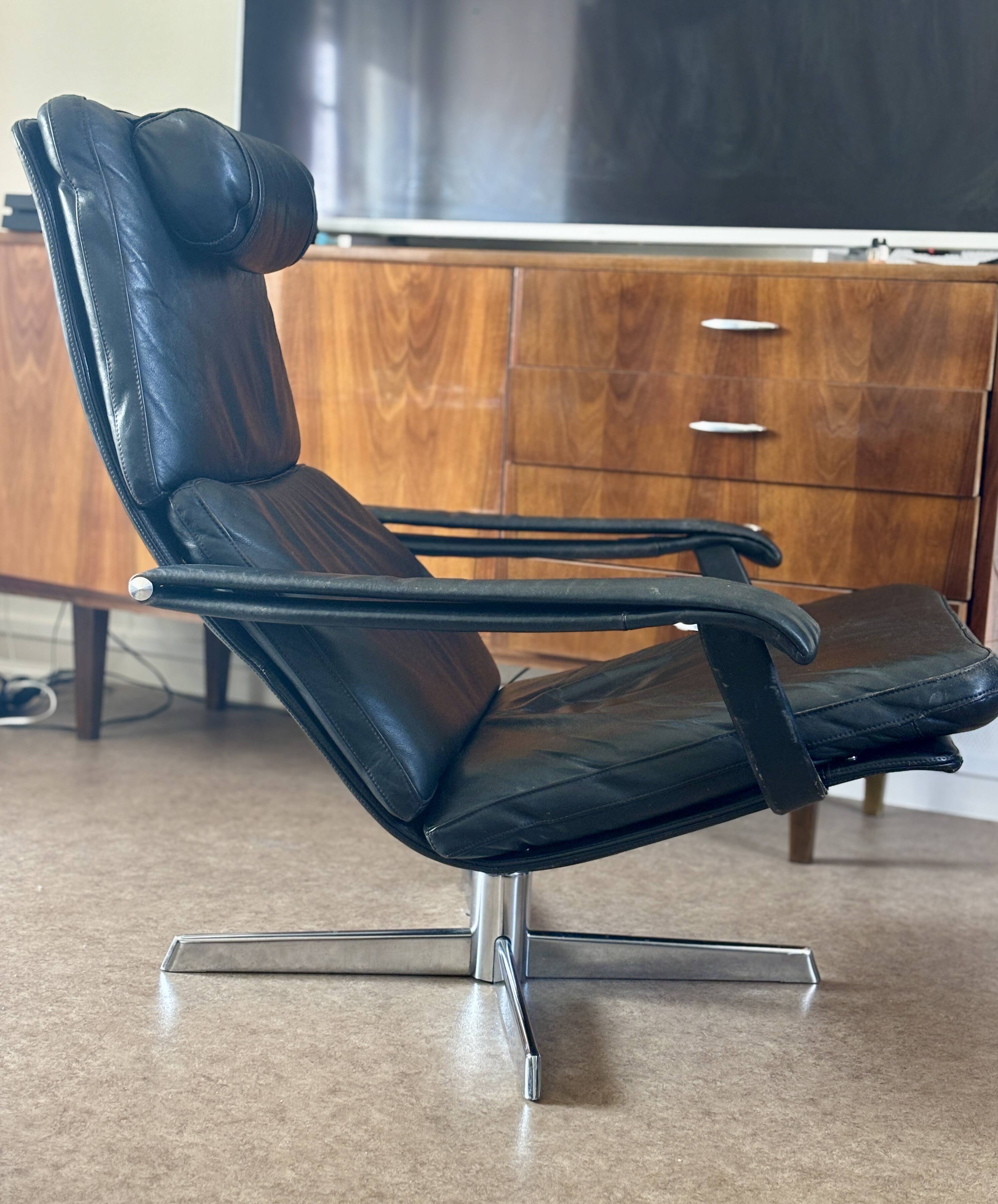 Vintage black leather lounge chair – swivel – 1970s