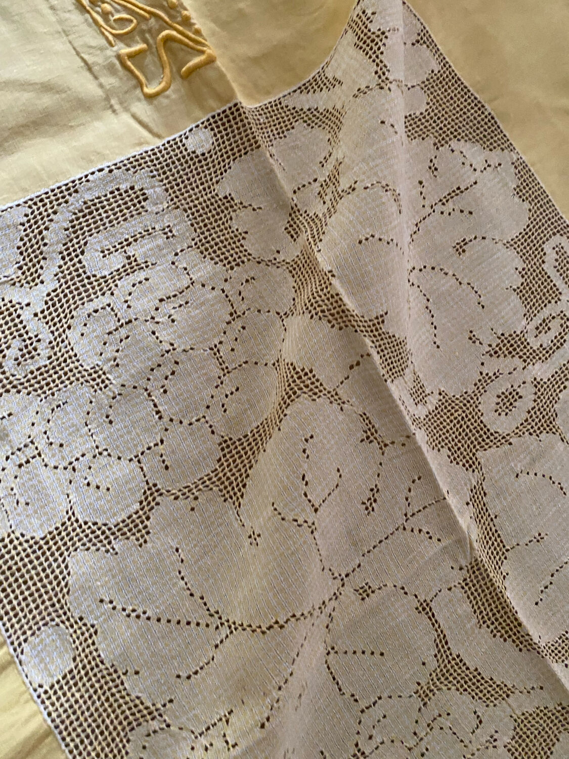 Tablecloth and 12 straw-colored napkins from the 50s.