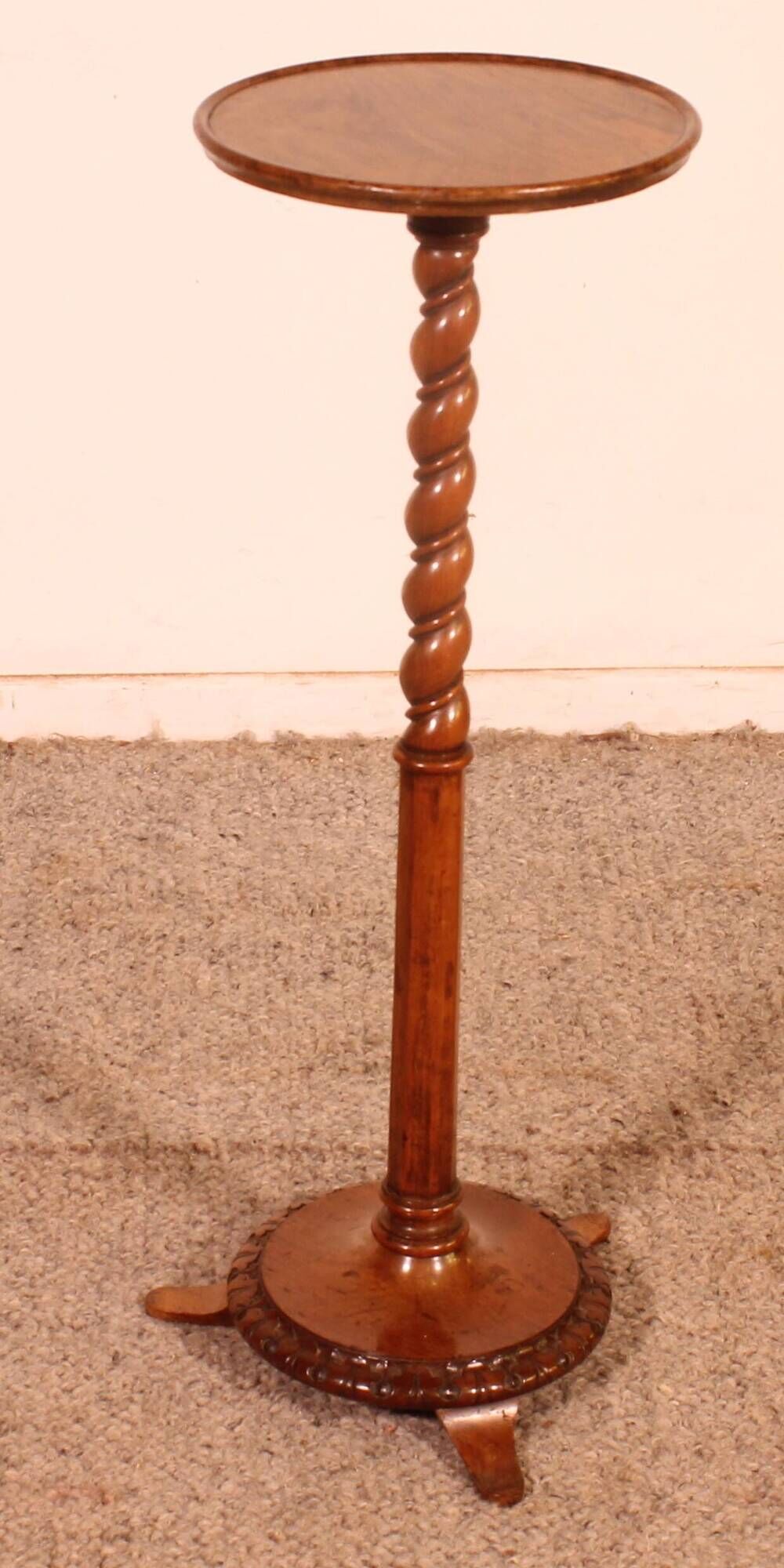 Small guéridon called tea table in walnut - 19th century stamped Holland and So.