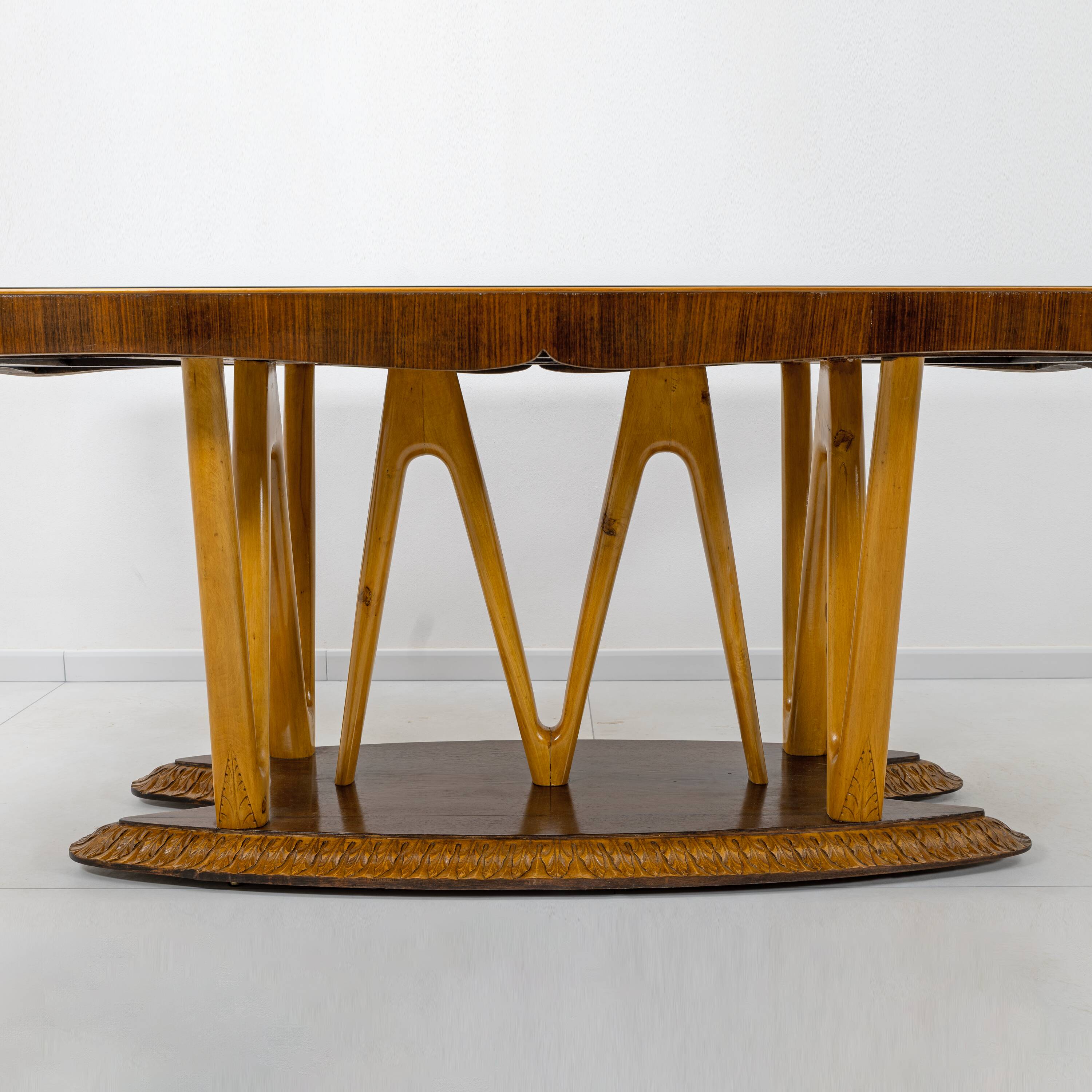 Table à manger italienne du milieu du siècle avec plateau en verre et base sculpturale en érable.