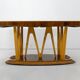 Table à manger italienne du milieu du siècle avec plateau en verre et base sculpturale en érable.