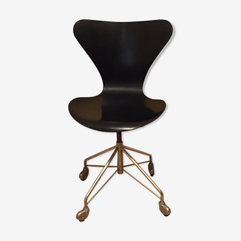Swivel office chair on wheels "series 7" design Arne Jacobsen