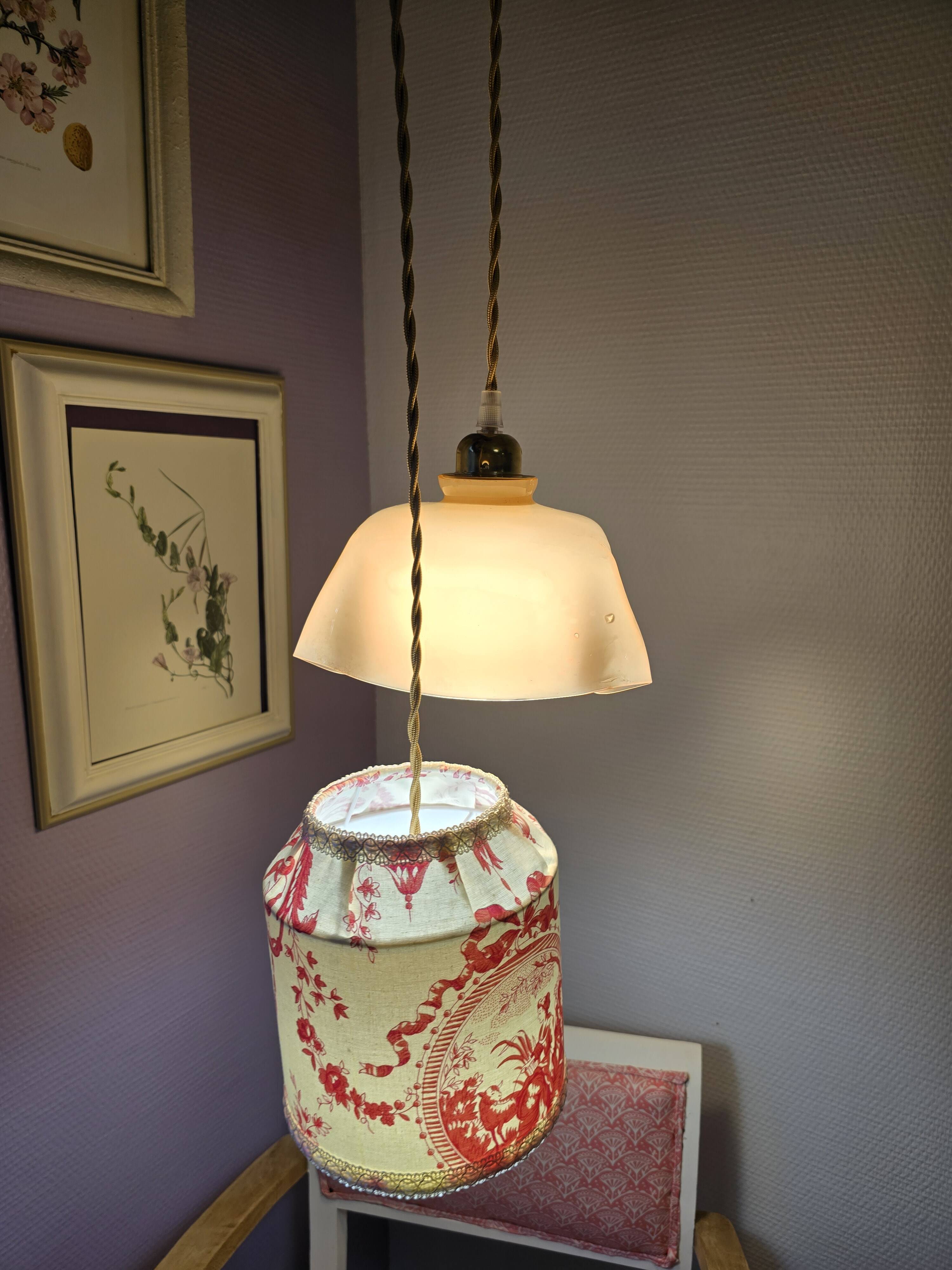 Suspension abat jour en toile de Jouy et opaline drapée rose