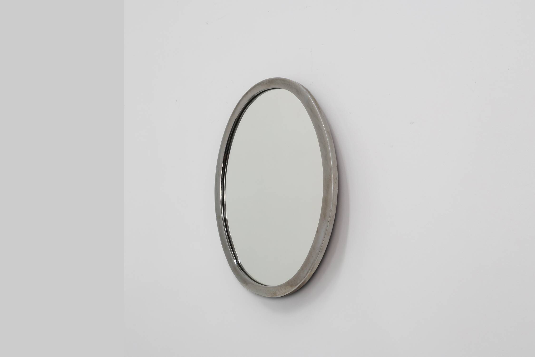 Miroir mural ovale chromé Art Déco, Belgique vers 1920